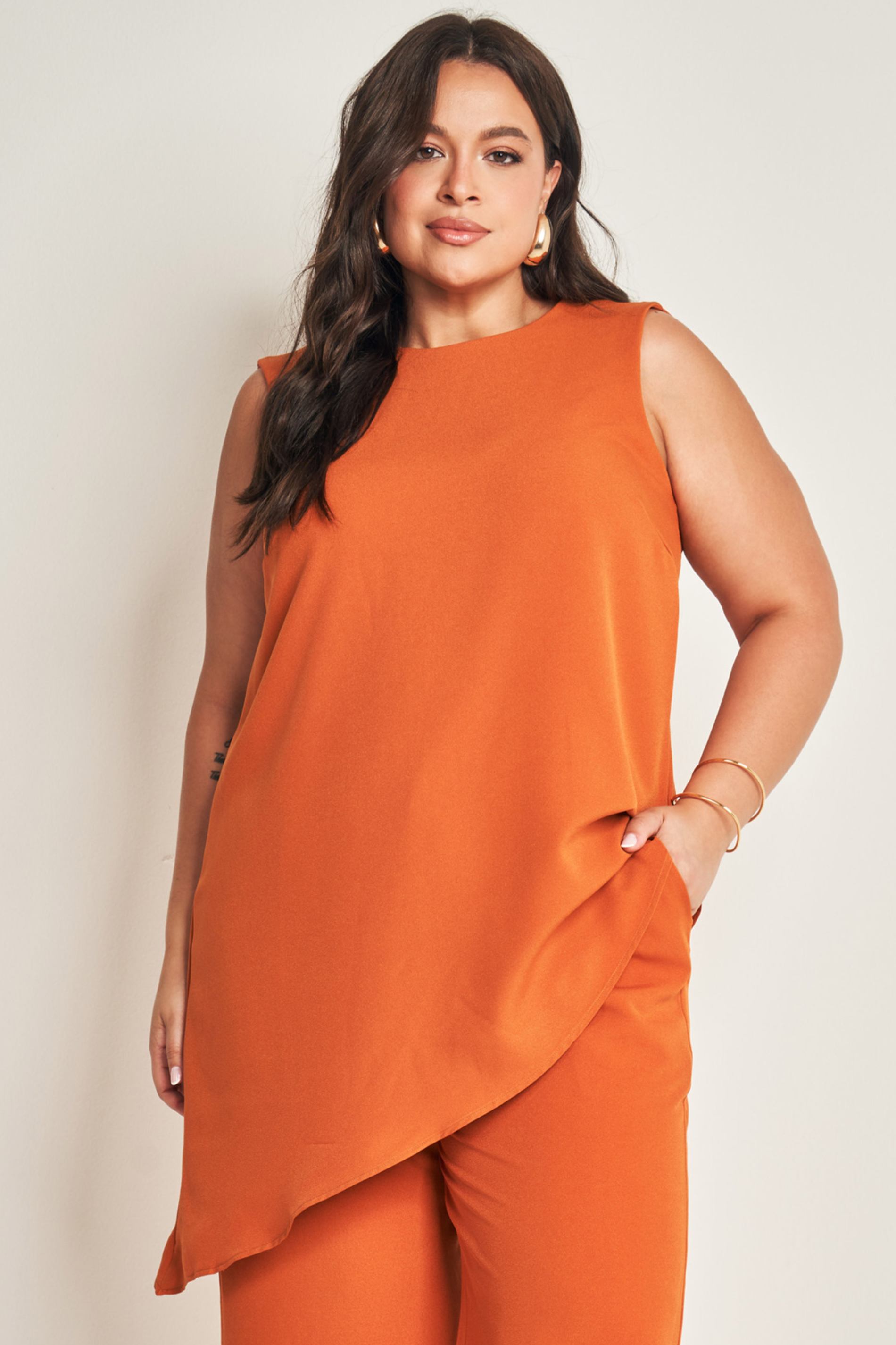 Blusa sem manga em plano creponado com gota