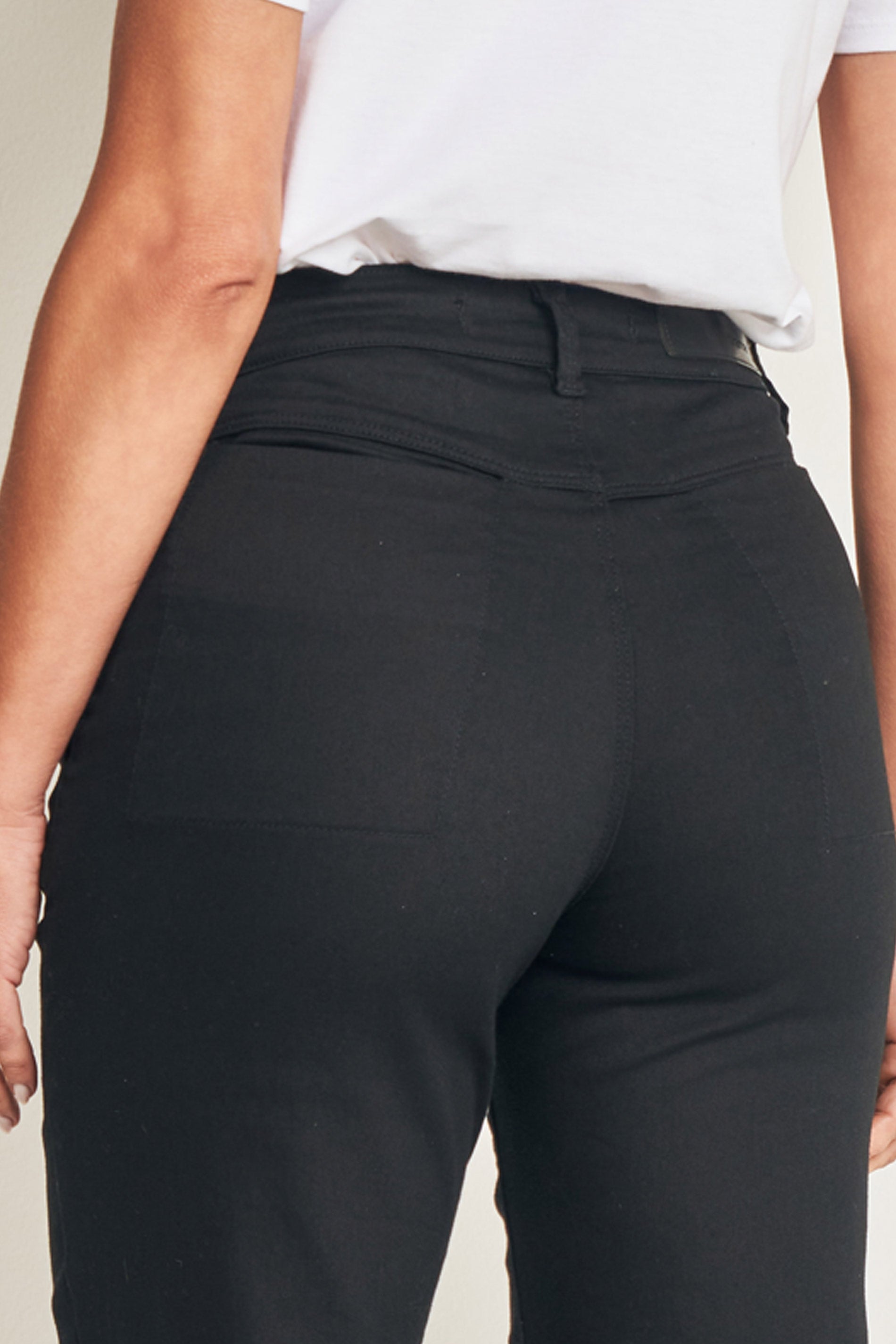 Calça reta slim em sarja com elastano