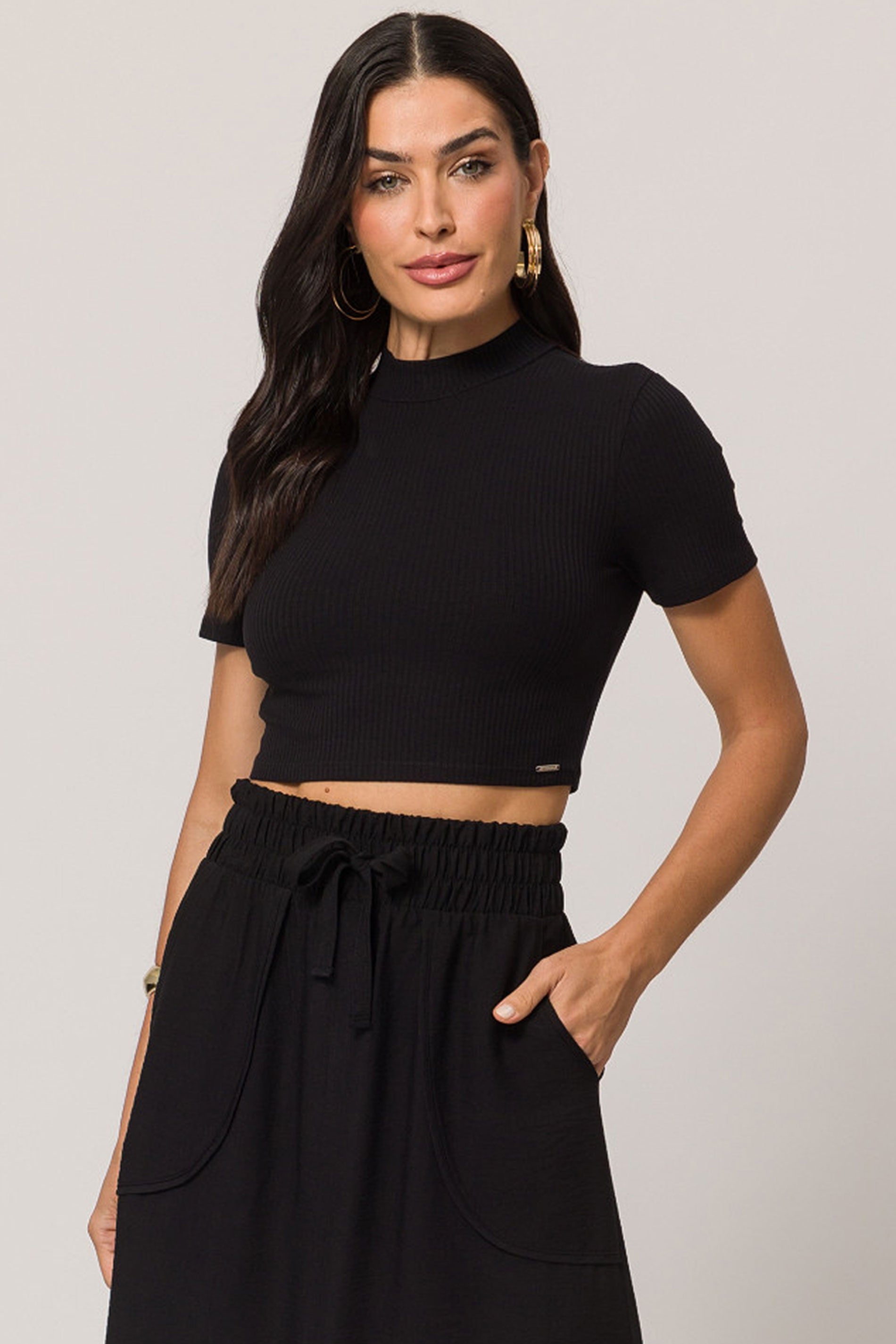 Blusa cropped em ribana com gola padre