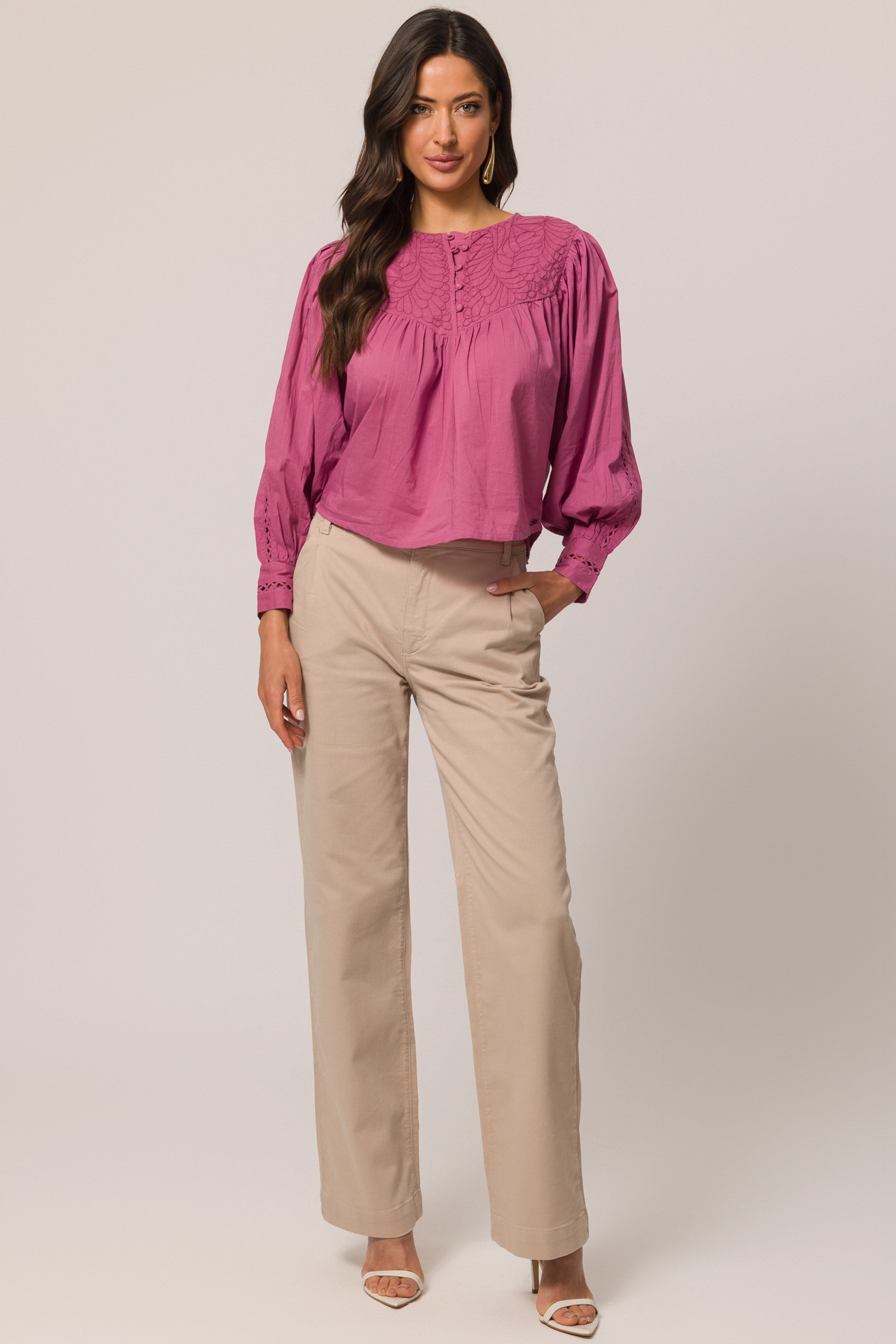 Blusa de Cambraia com Renda e Bordado