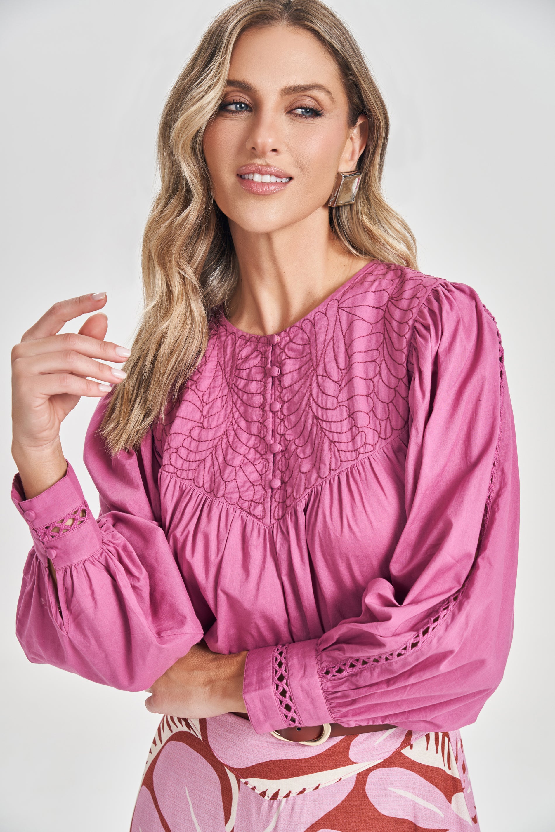 Blusa de Cambraia com Renda e Bordado