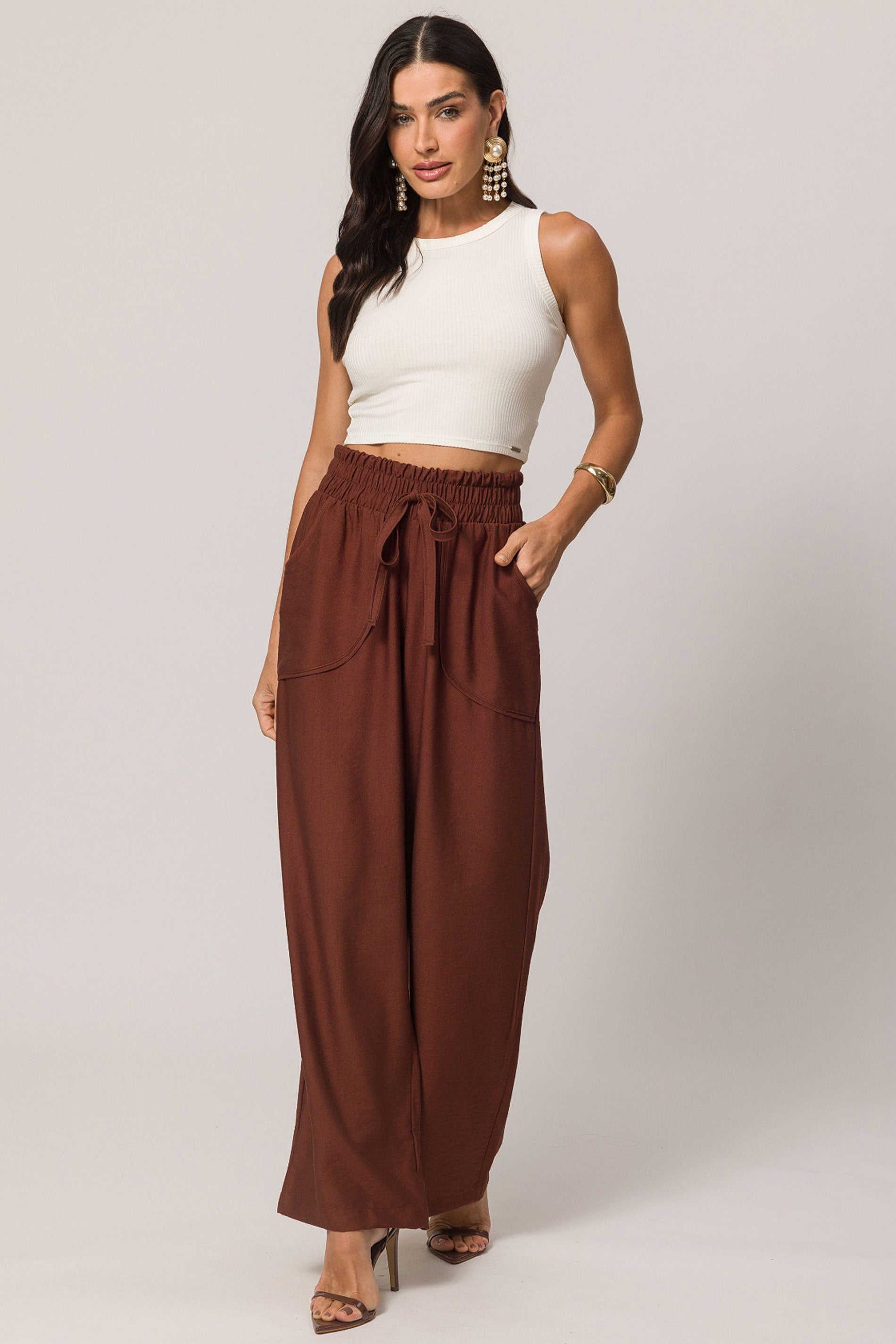 Blusa cropped sem manga em ribana casual