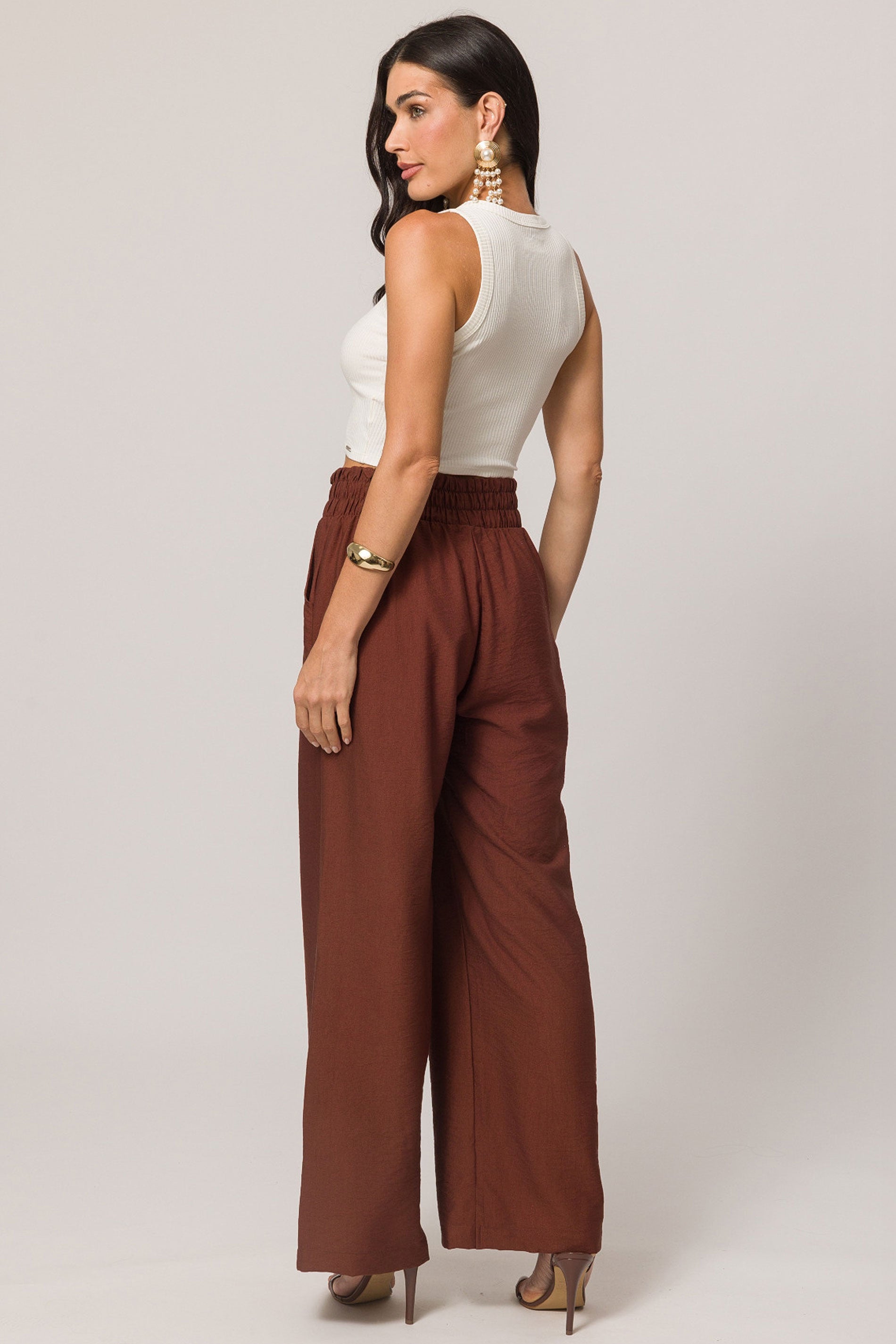 Blusa cropped sem manga em ribana casual