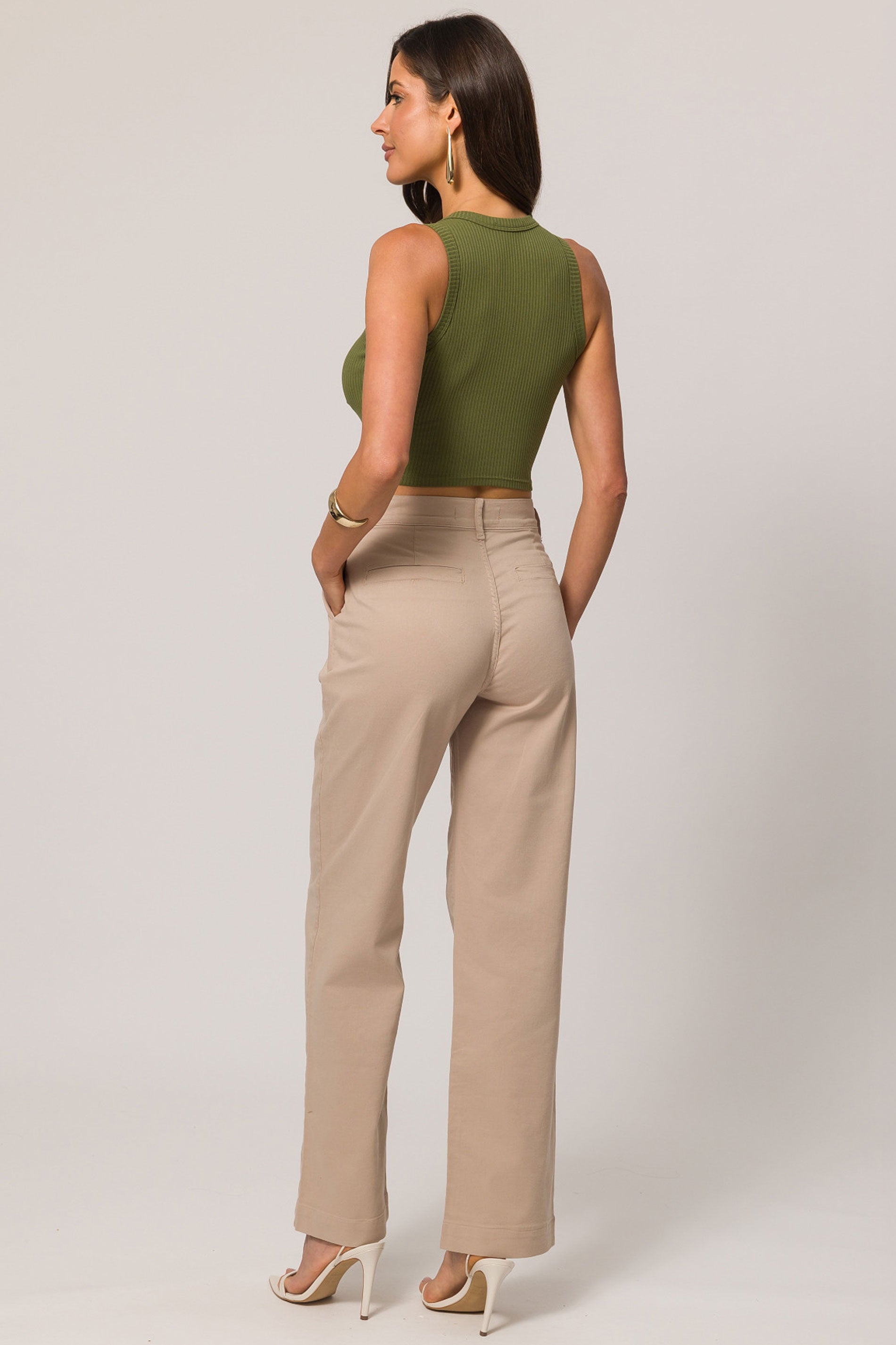 Blusa cropped sem manga em ribana casual