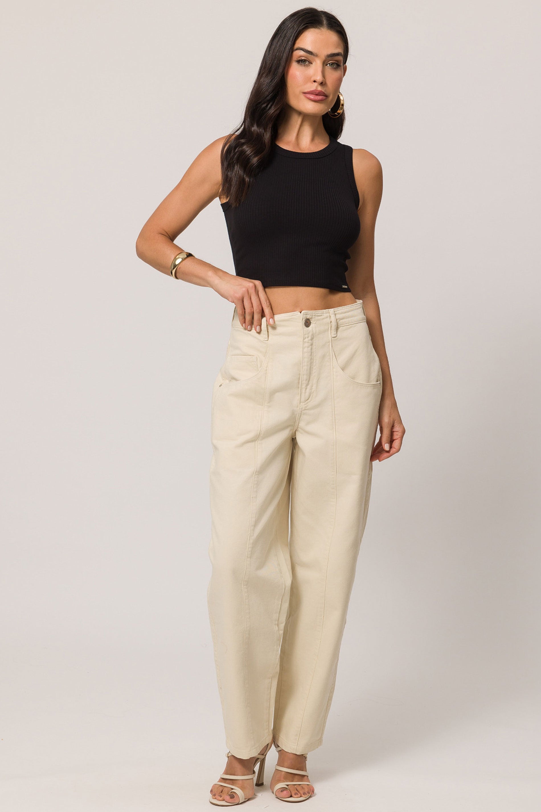 Blusa cropped sem manga em ribana casual