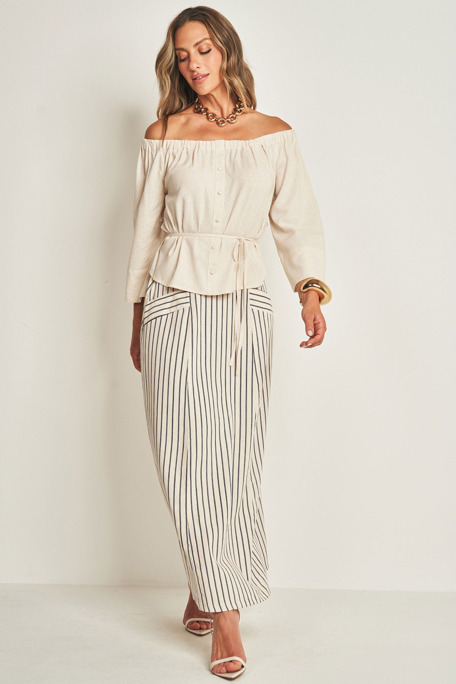 Camisa ombro a ombro em tela linen clássica