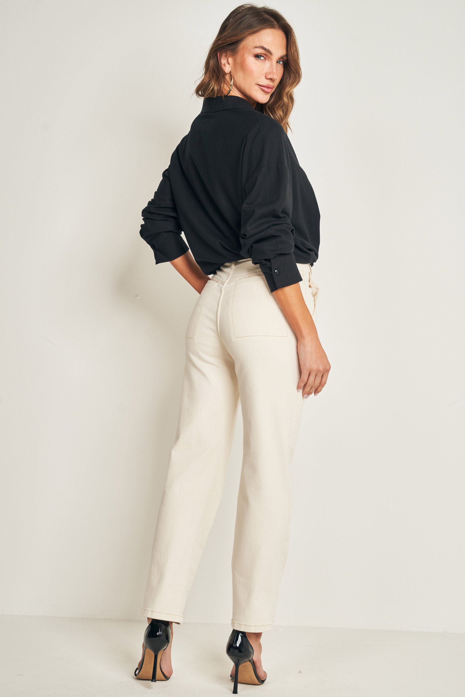 Calça reta slim em sarja com bolso faca