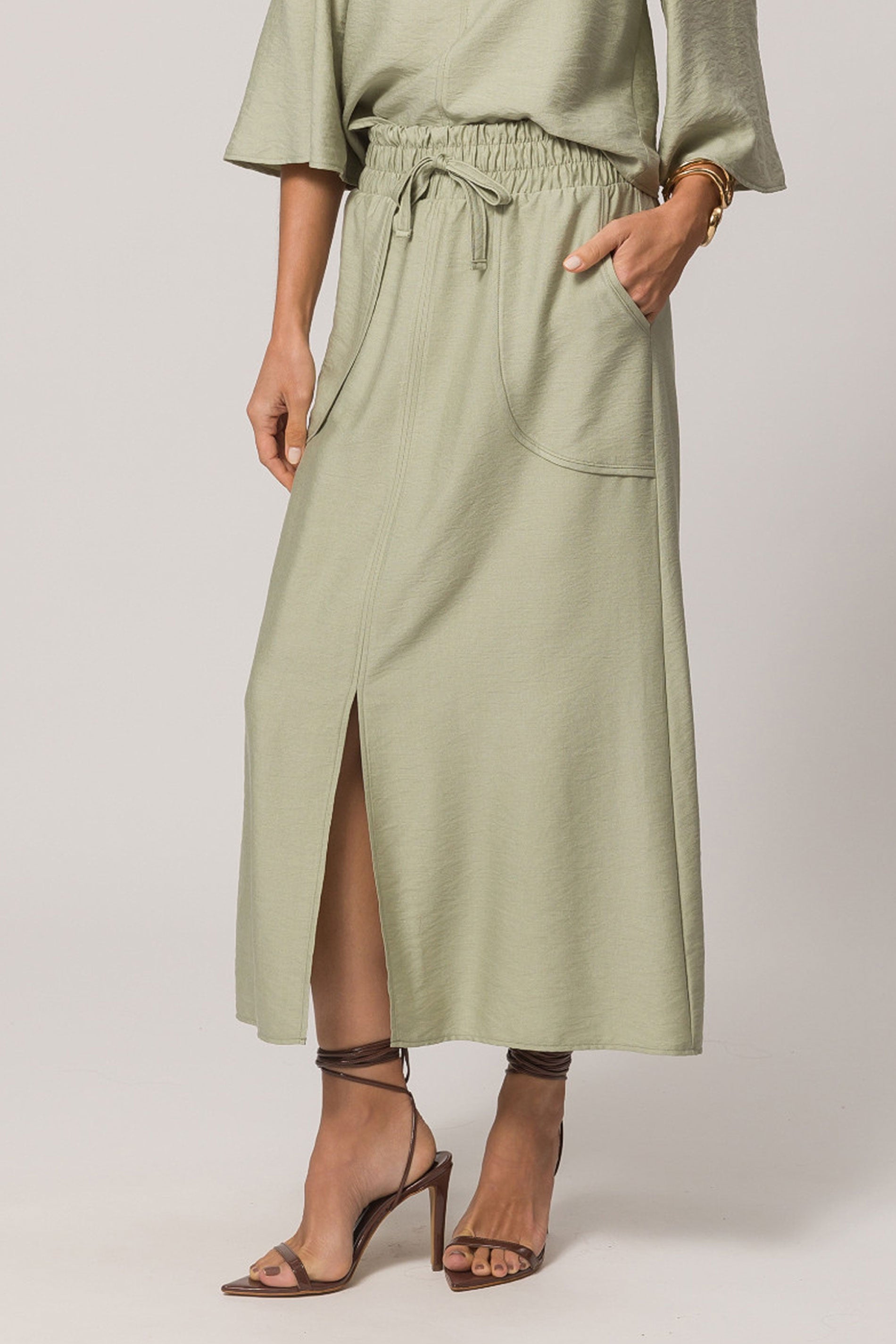 Saia midi com elástico em viscoflow