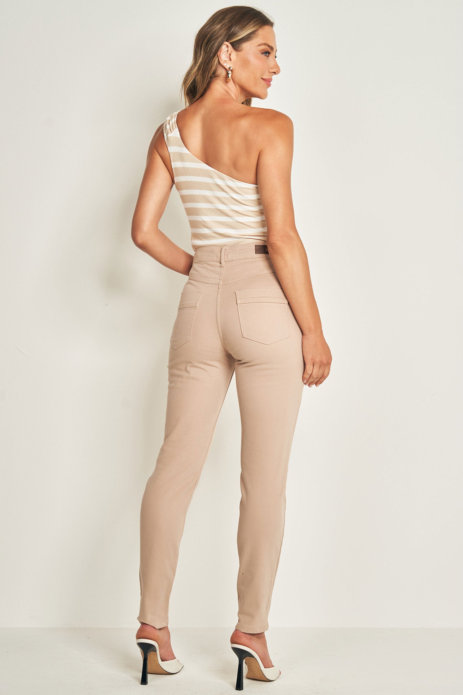 Calça slim de sarja com toque moderno