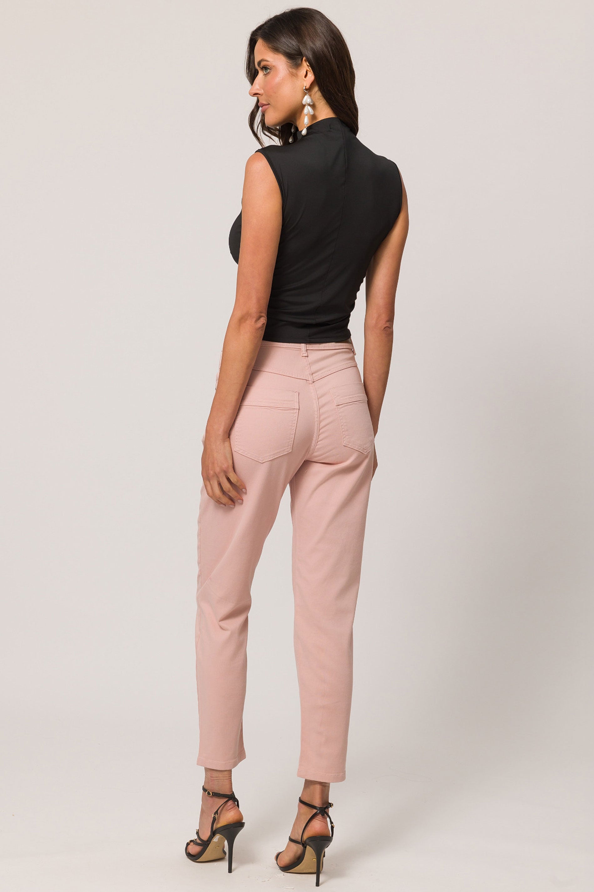 Calça slim de sarja com toque moderno