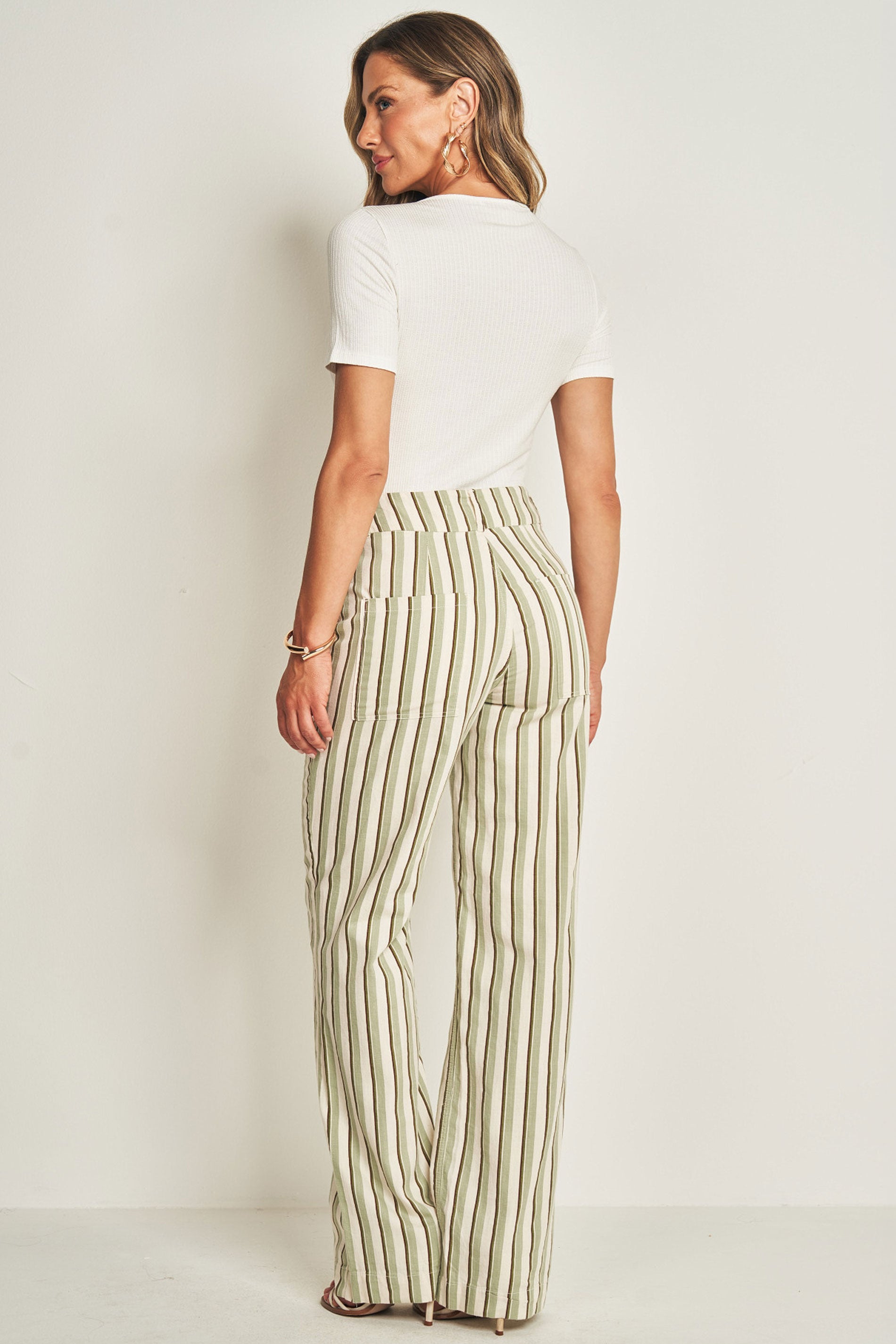 Blusa reta de manga curta em ribana trabalhada