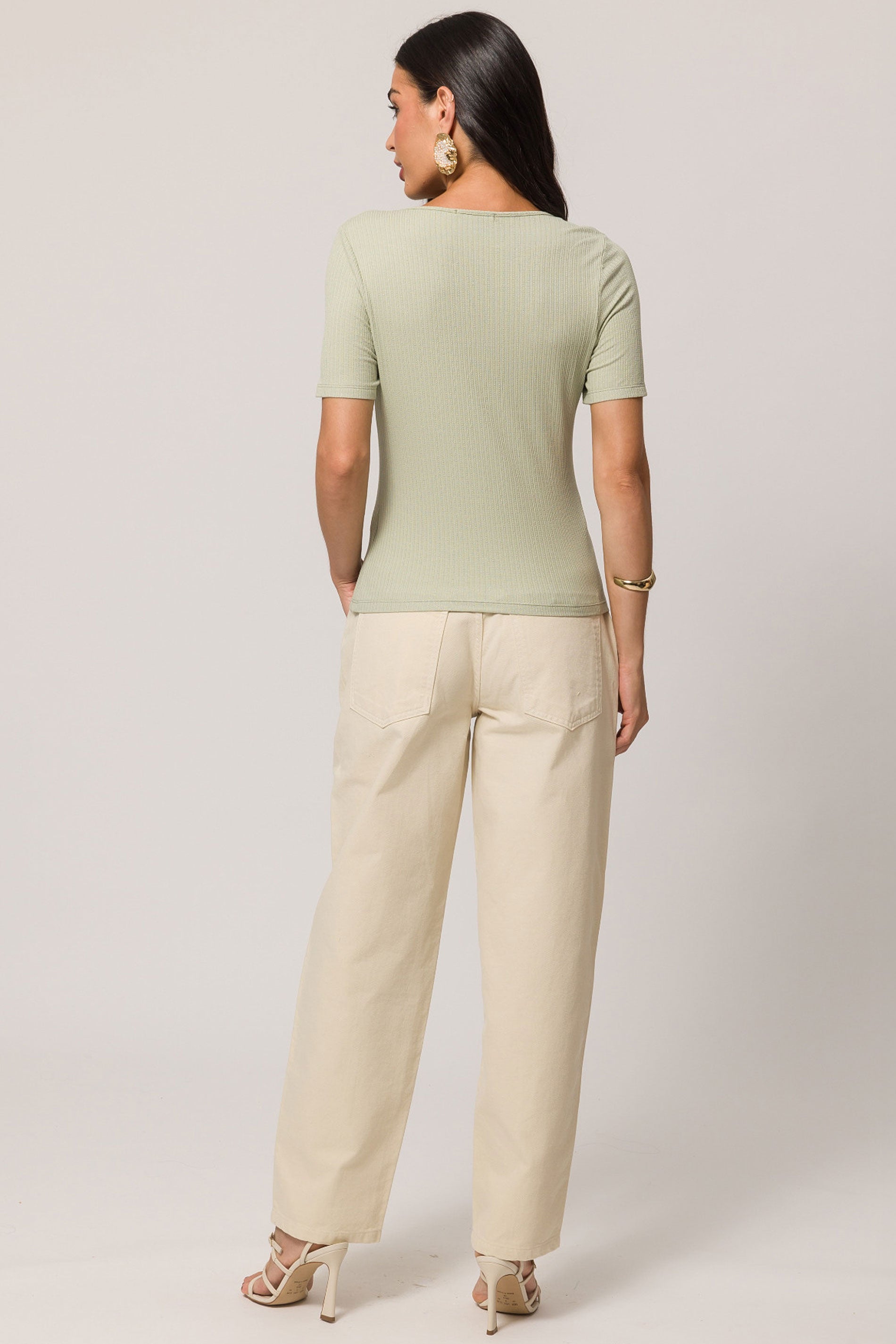 Blusa reta de manga curta em ribana trabalhada