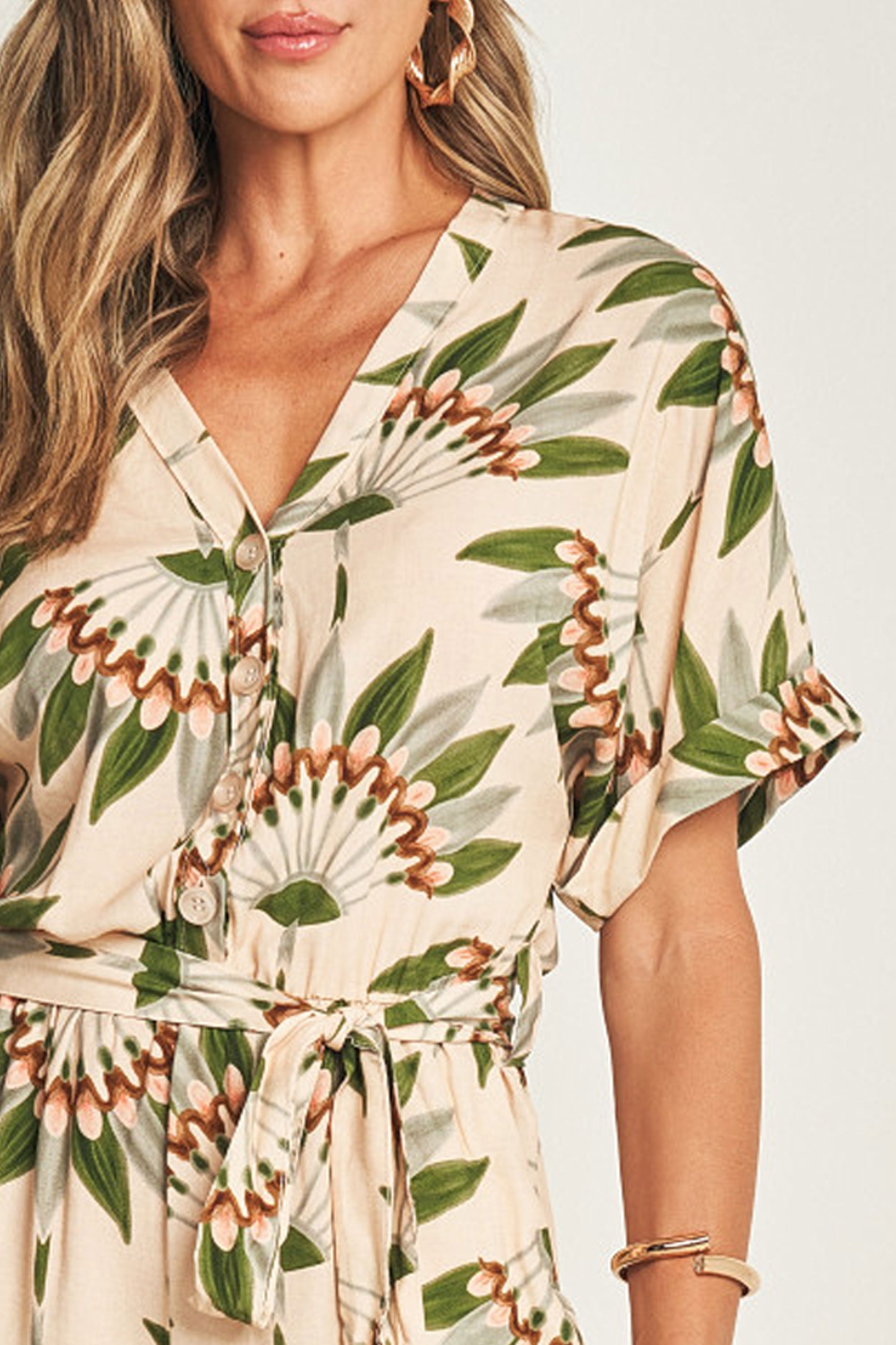 Macaquinho com estampa folhagem e amarração resort