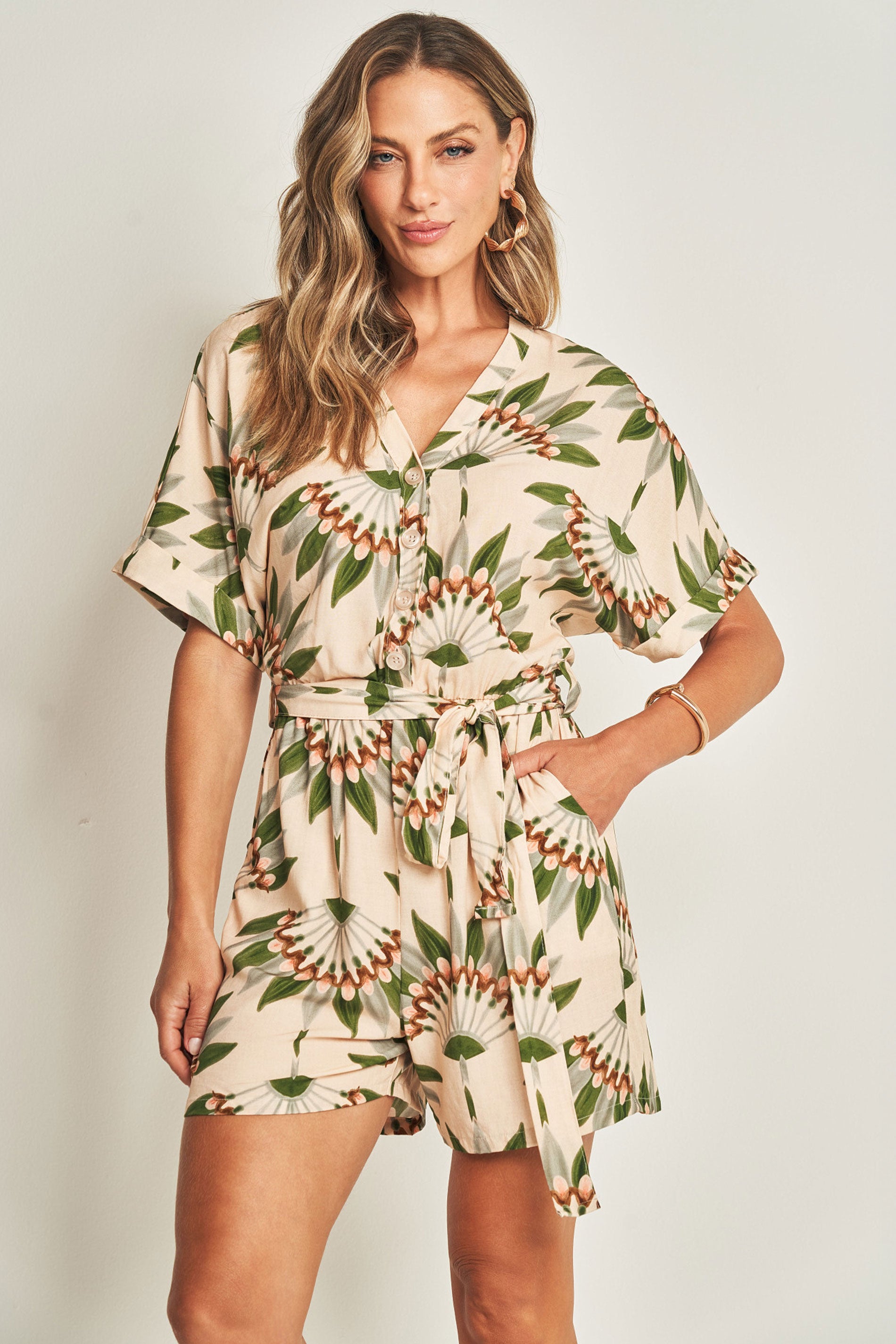 Macaquinho com estampa folhagem e amarração resort