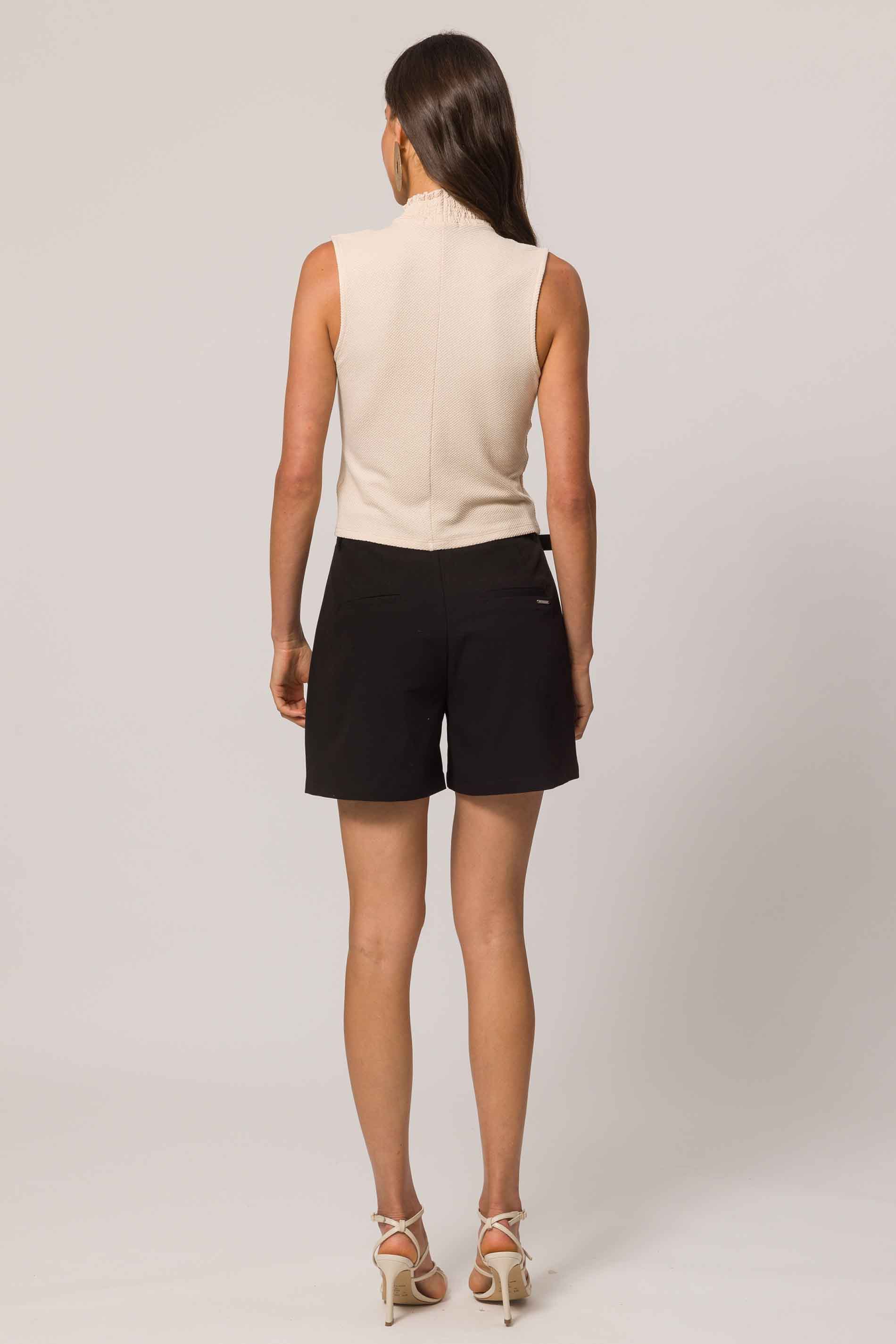 Blusa sem manga em malha New Favo com gola alta