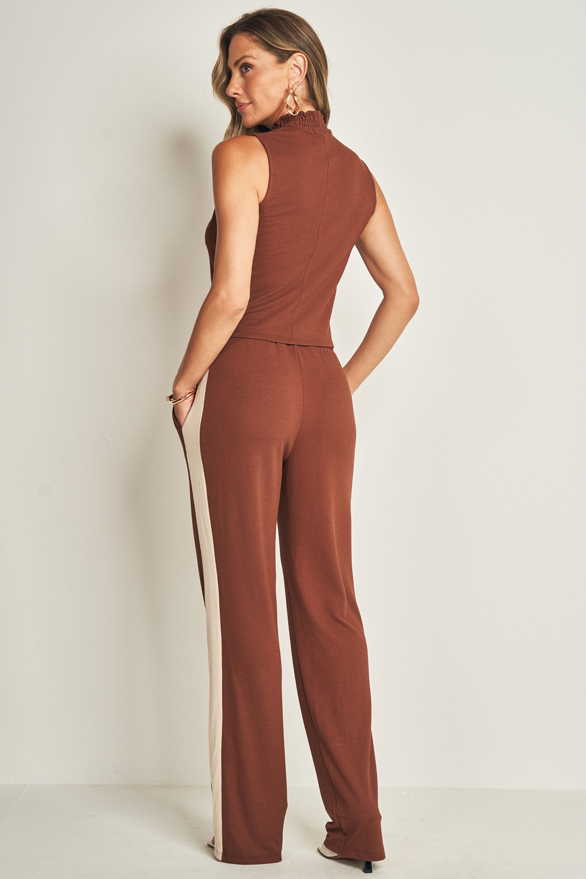 Blusa sem manga em malha New Favo com gola alta