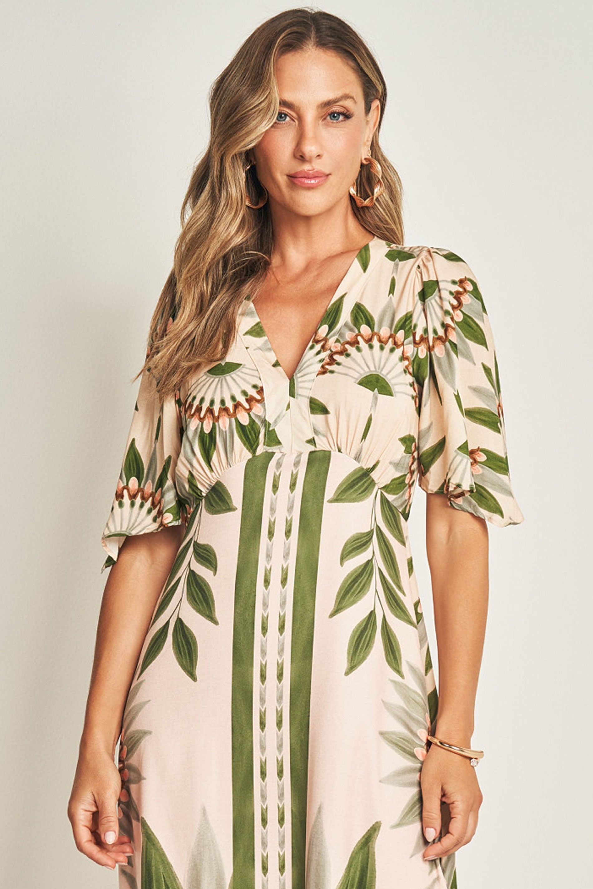 Vestido longo de manga curta em viscose e sarja