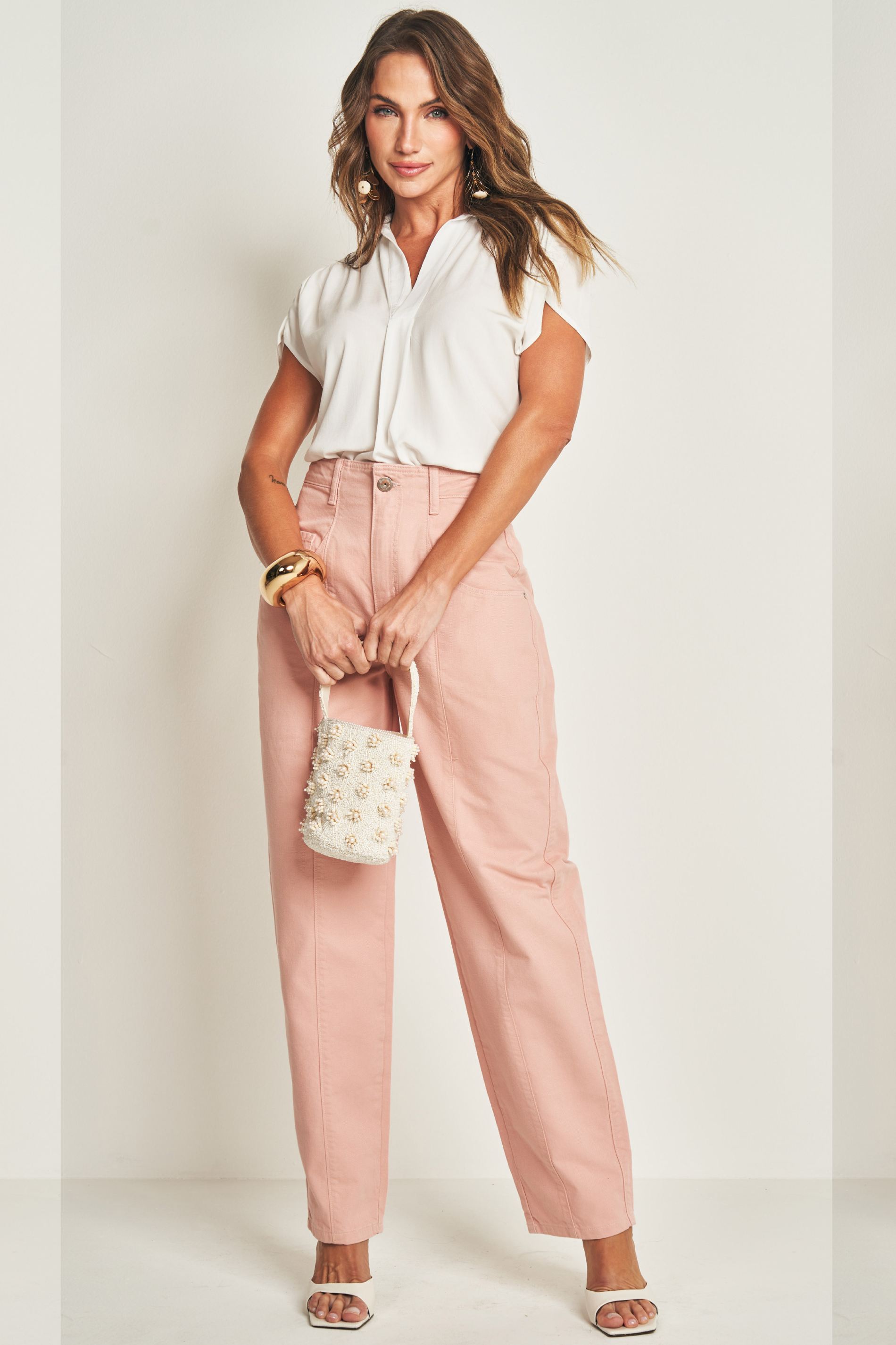 Calça barrel em sarja com caimento amplo