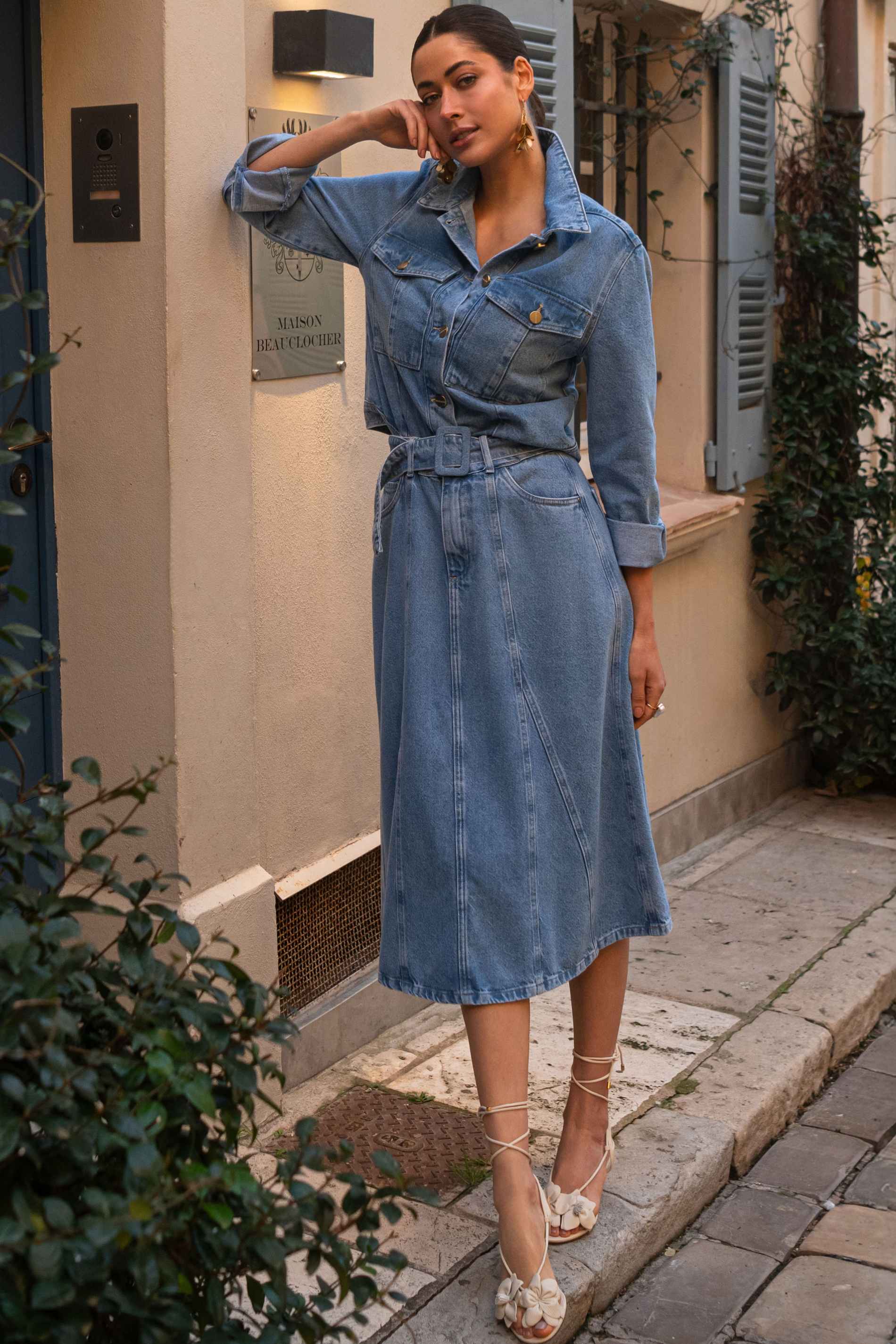 Saia midi em jeans com cinto embutido