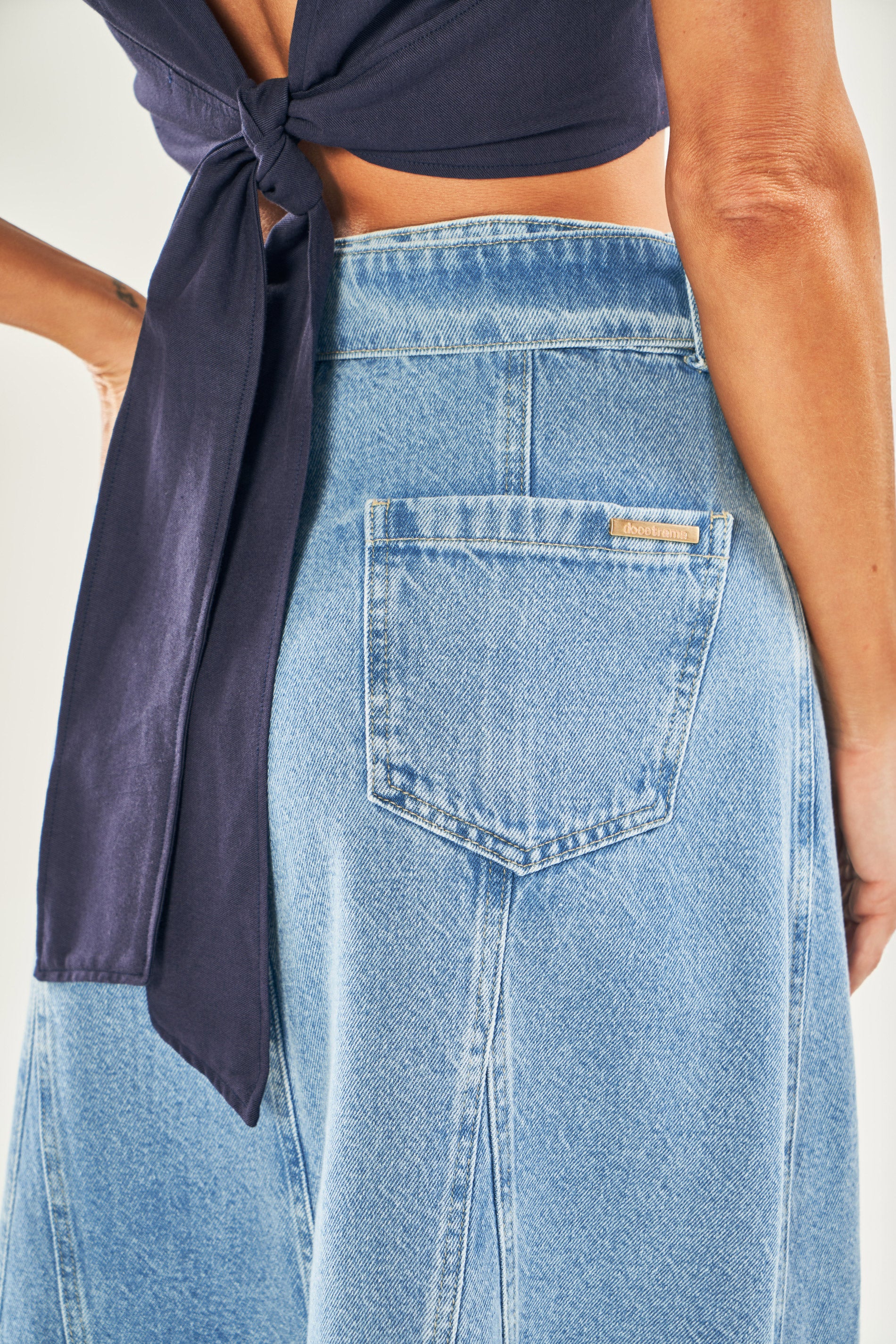 Saia midi em jeans com cinto embutido