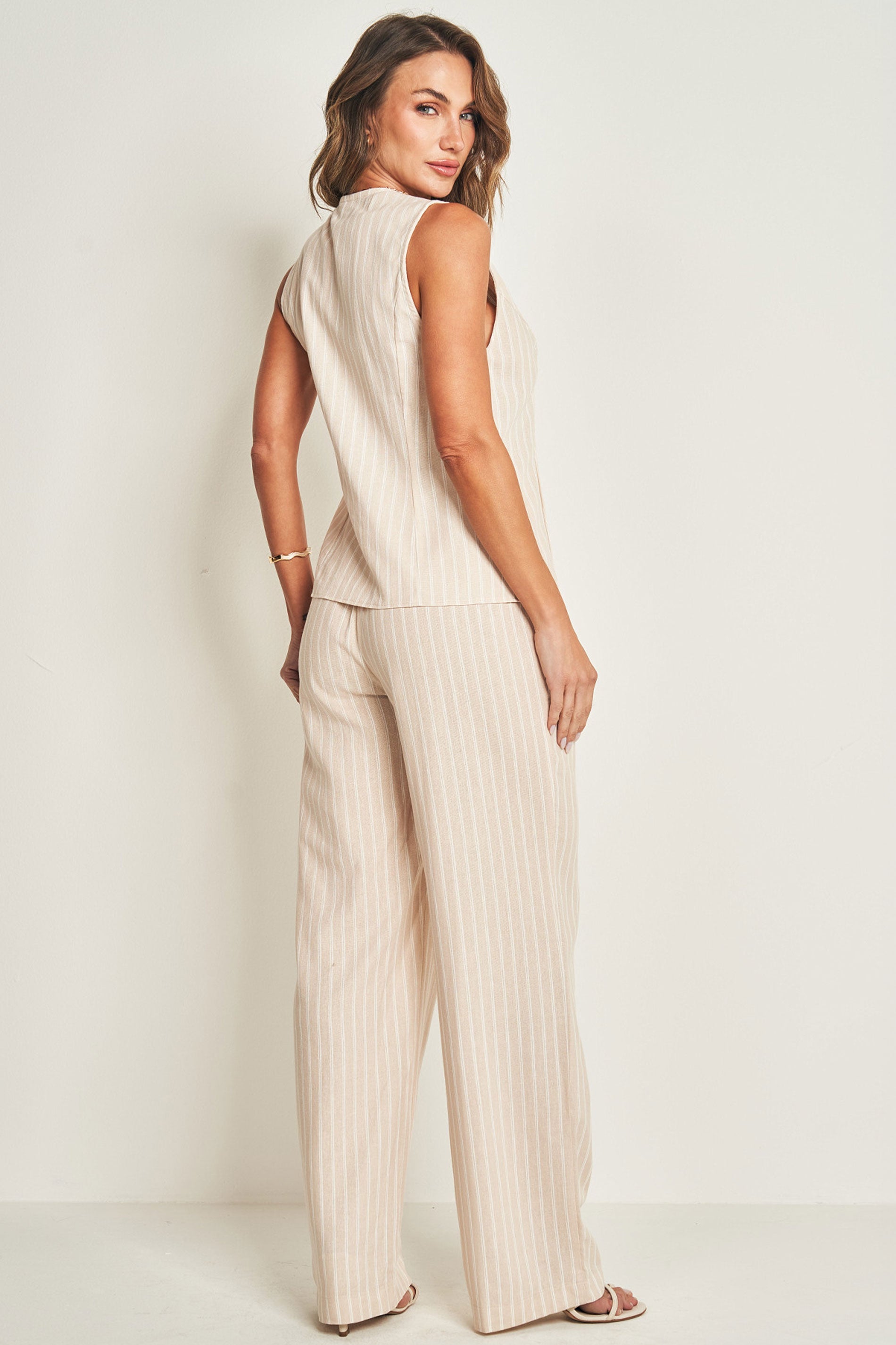 Colete em plano linen com listras e botão