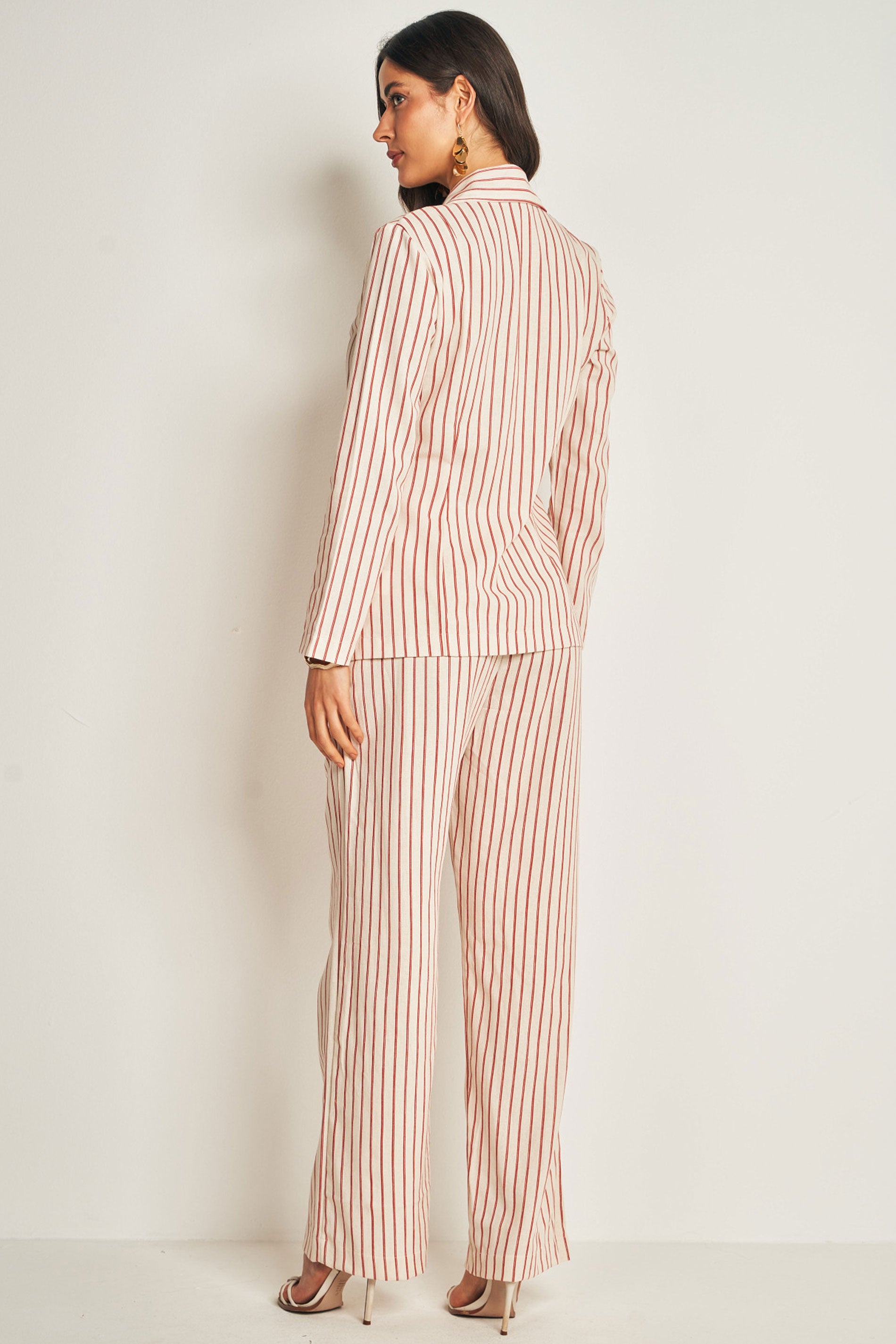 Calça em plano linen com listras e botão