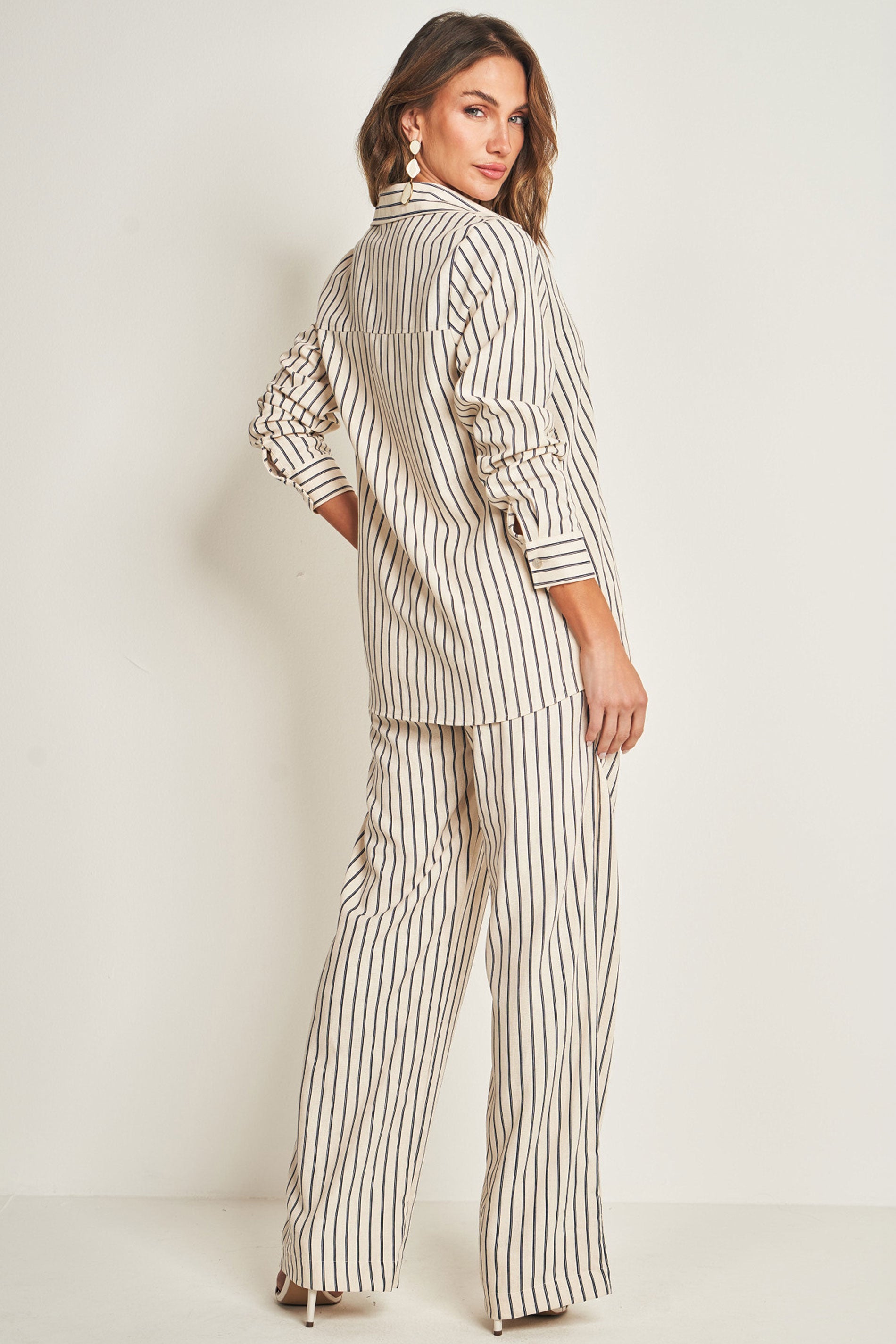 Calça em plano linen com listras e botão