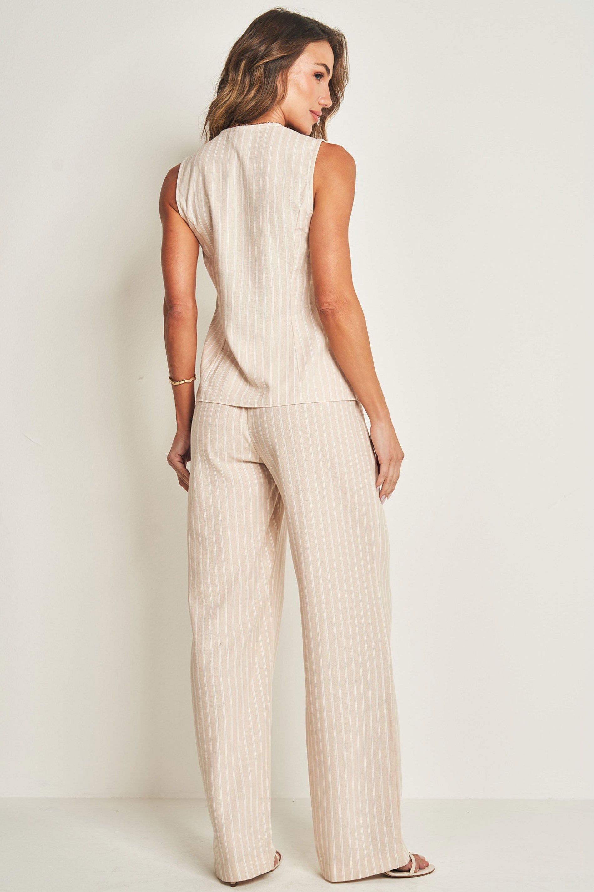 Calça em plano linen com listras e botão