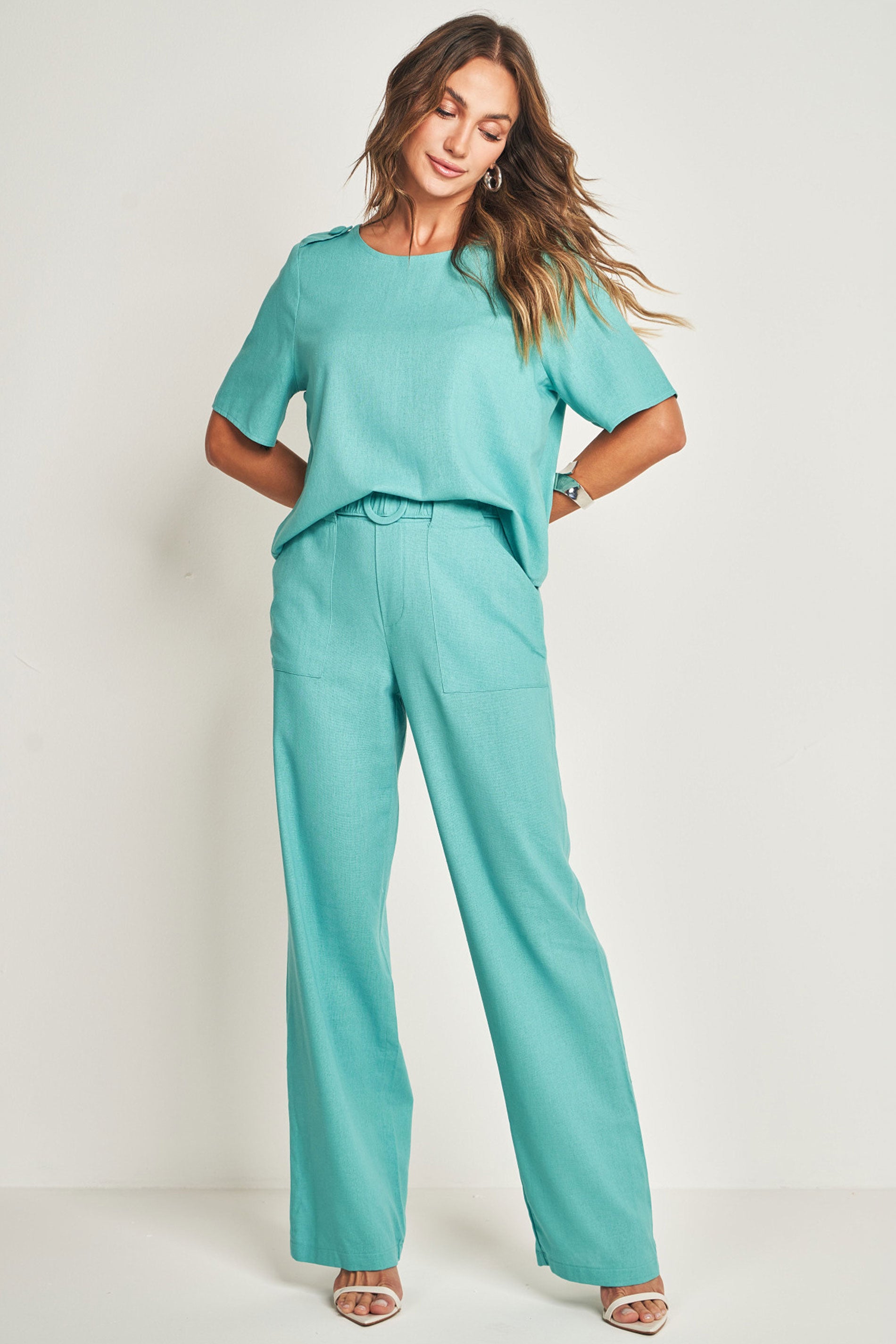 Blusa de manga curta em plano linen