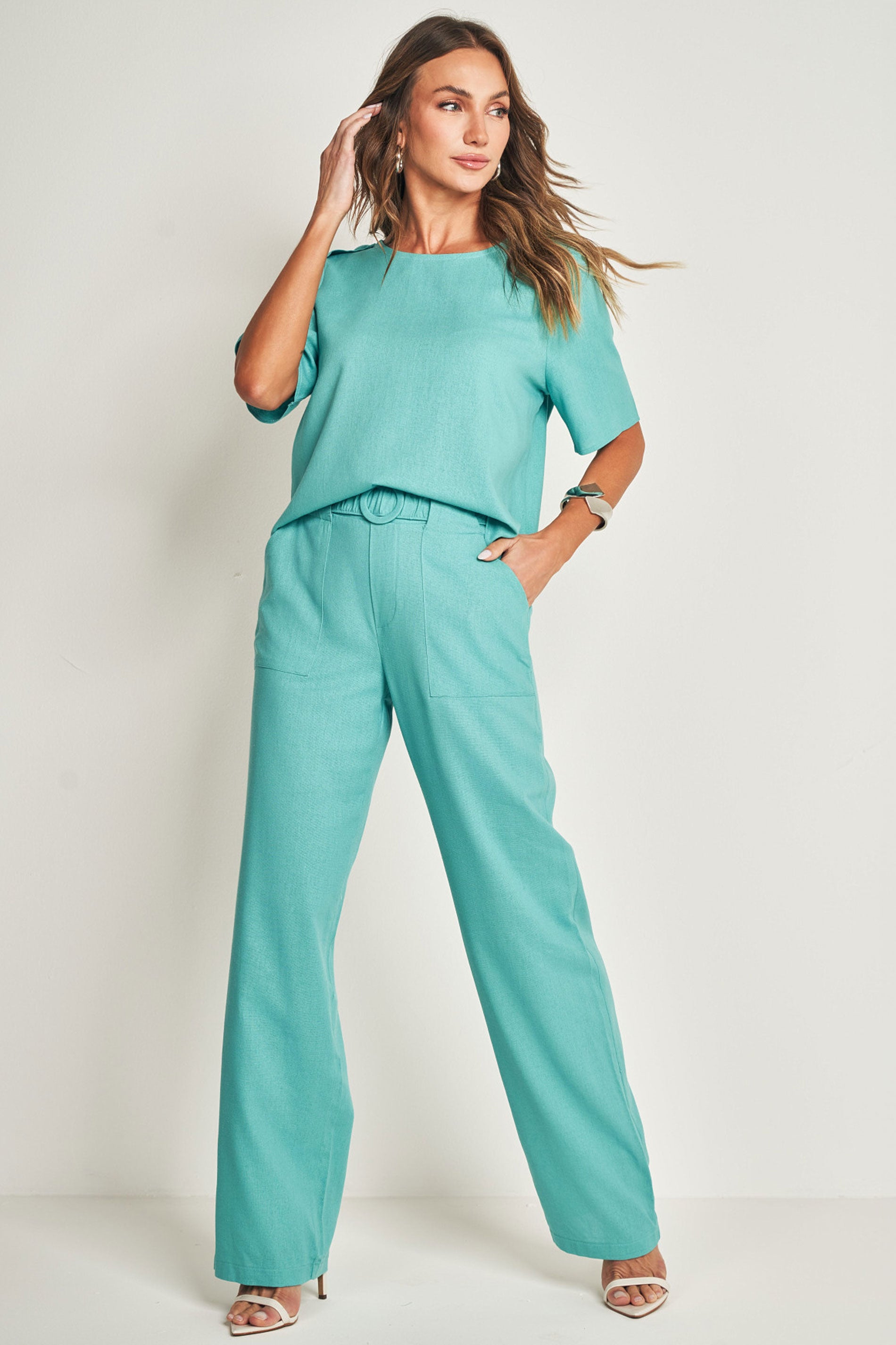 Blusa de manga curta em plano linen