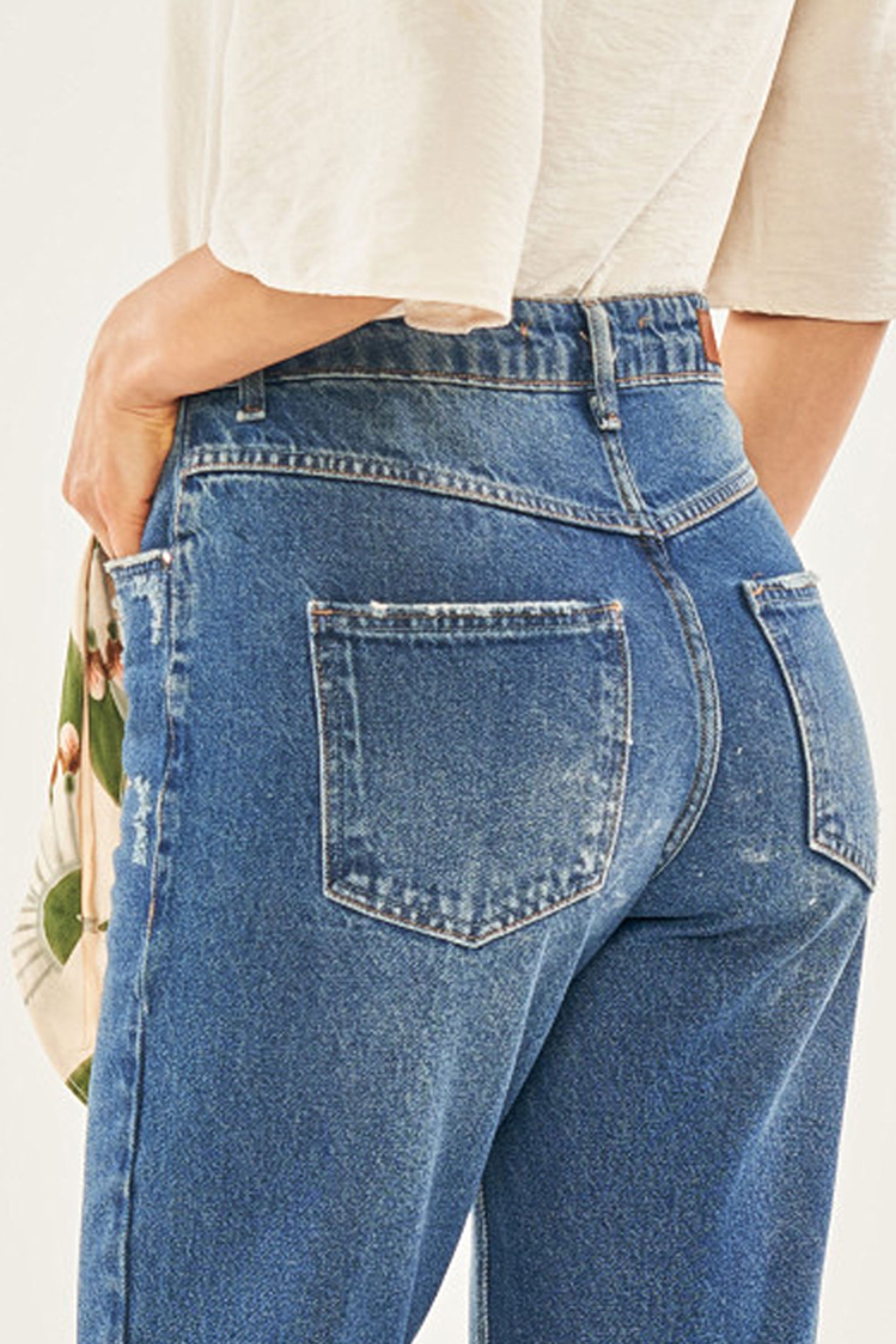 Calça Mom Cintura Alta Lavanda em Jeans Acompanha Lenço