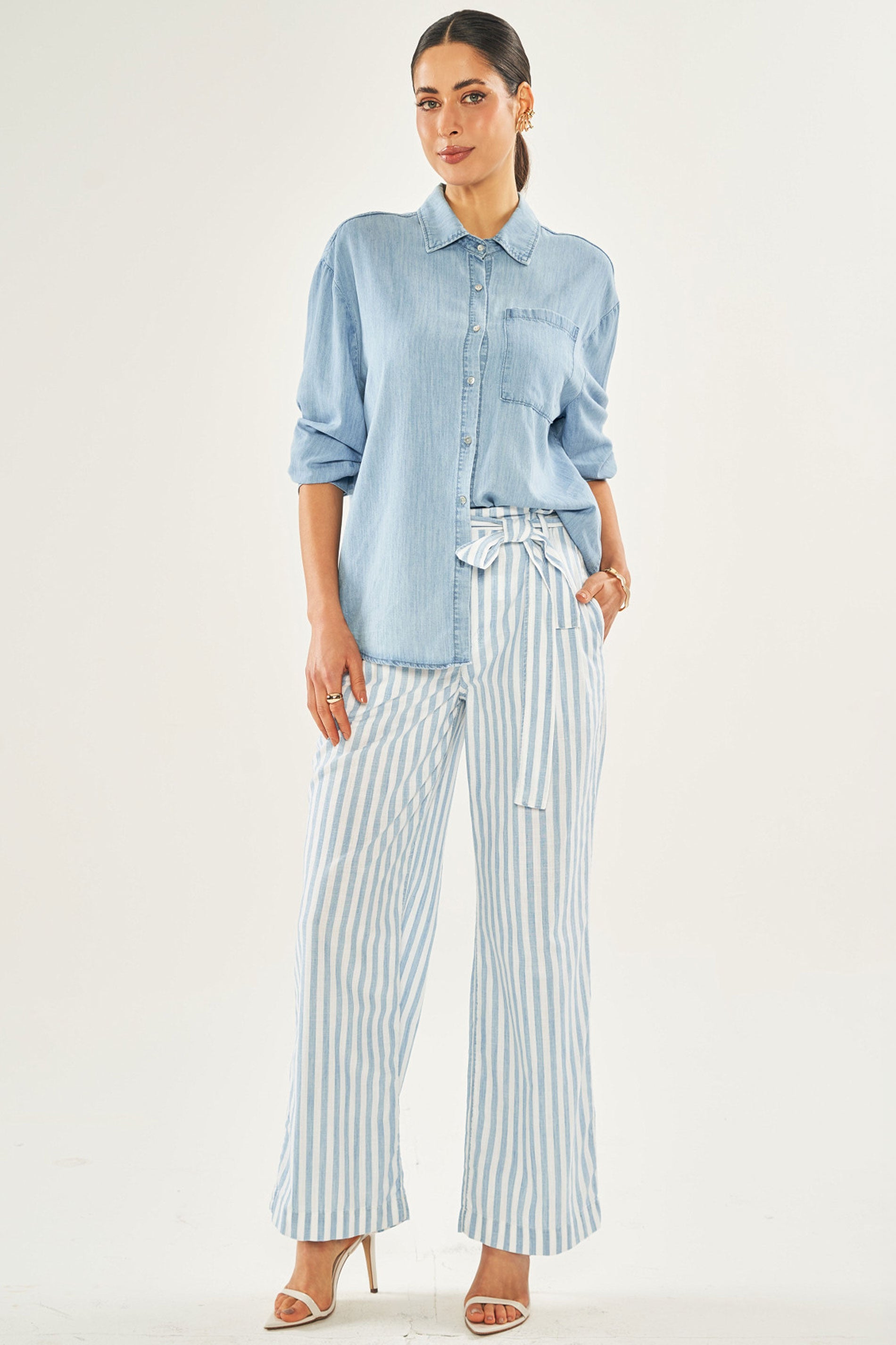 Calça pantalona clochard em jeans listrado