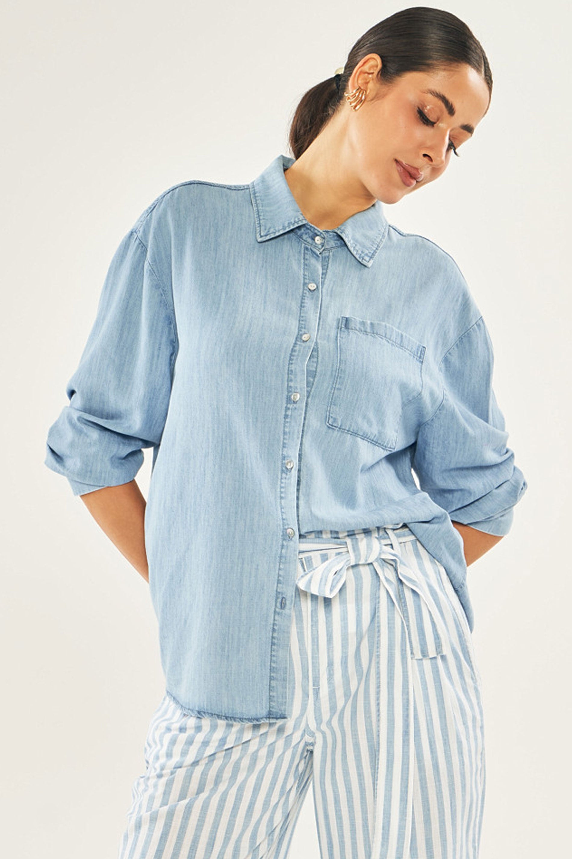 Calça pantalona clochard em jeans listrado