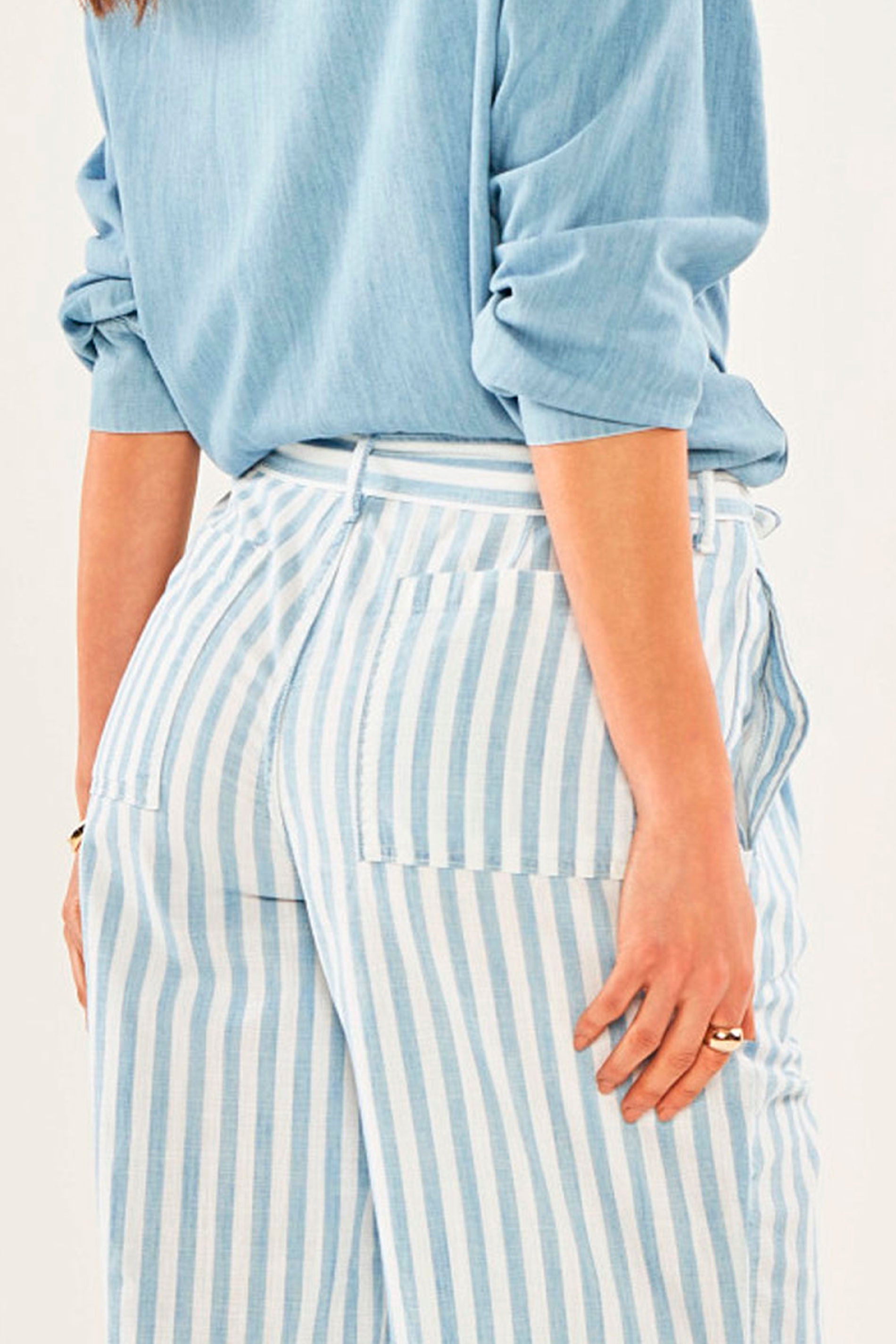 Calça pantalona clochard em jeans listrado