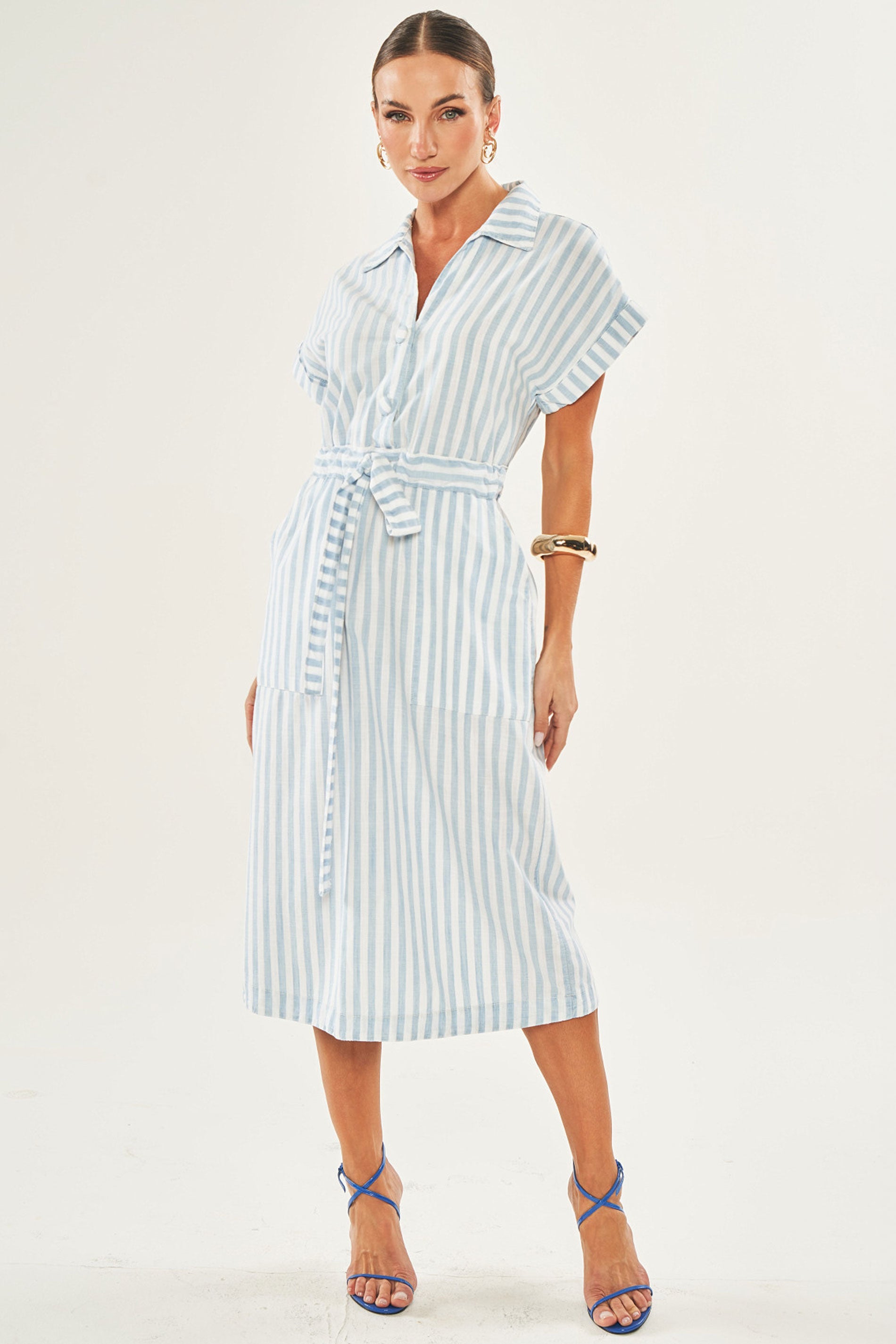 Vestido midi listrado com manga curta e amarração