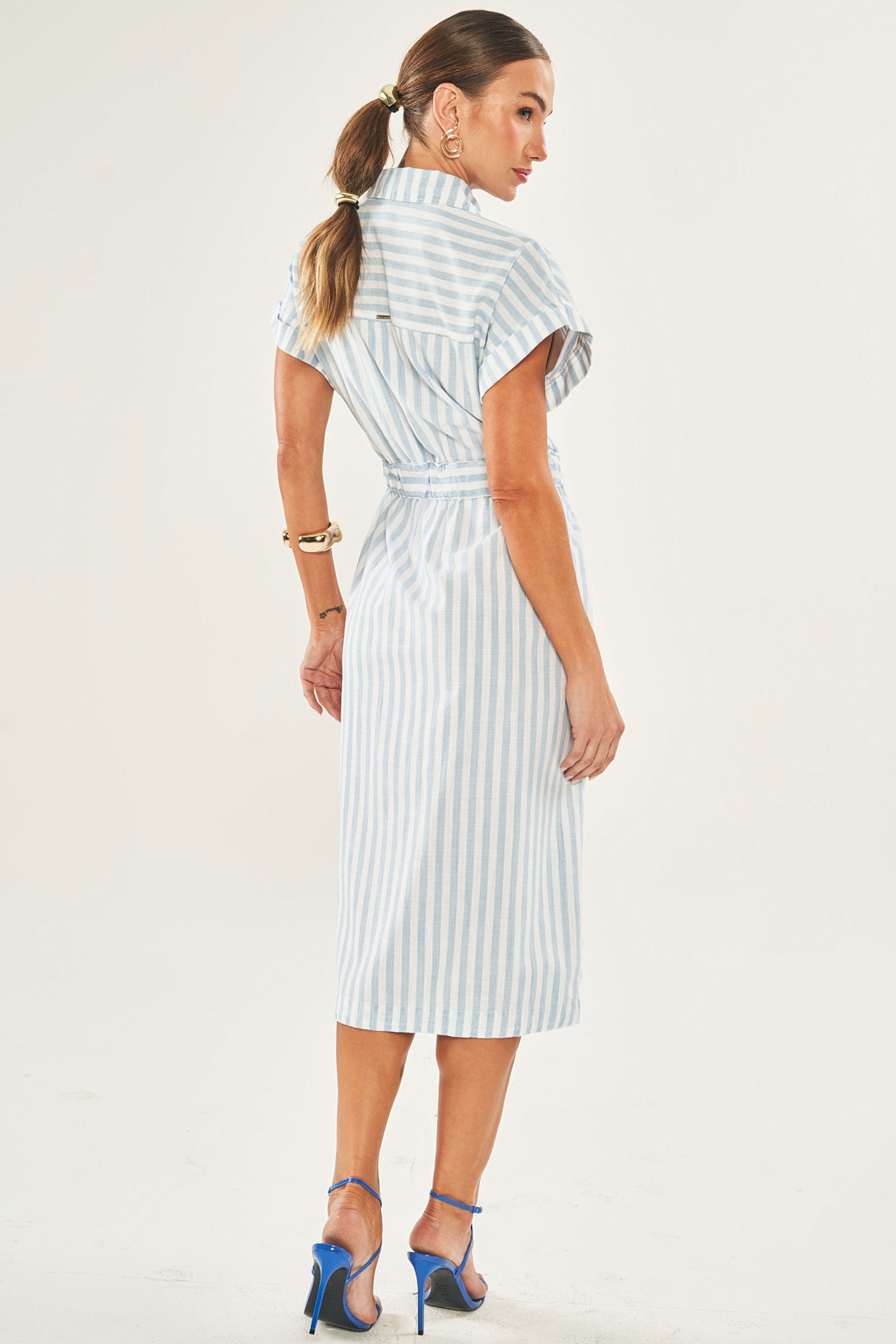 Vestido midi listrado com manga curta e amarração