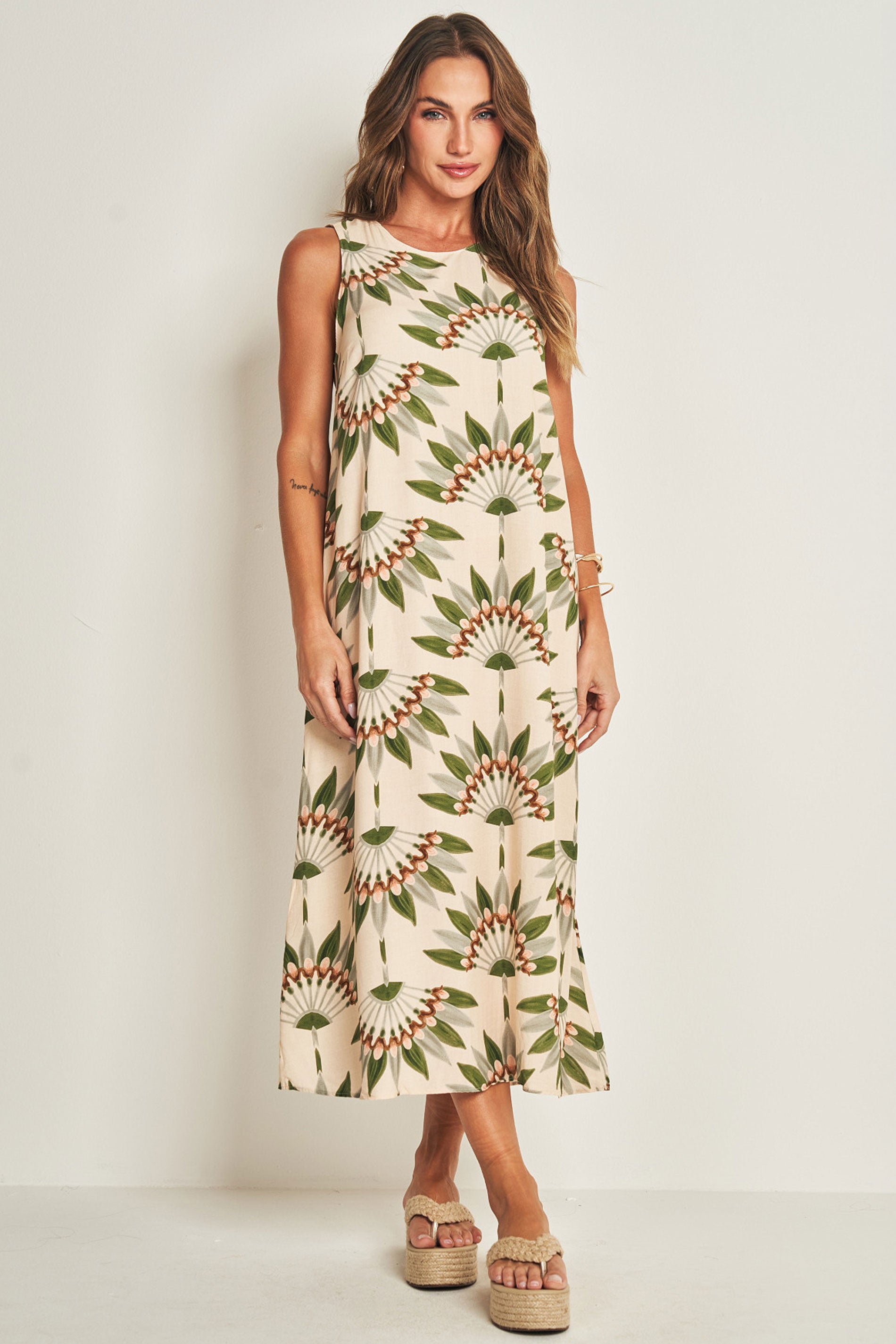 Vestido midi sem manga em plano viscose estampado