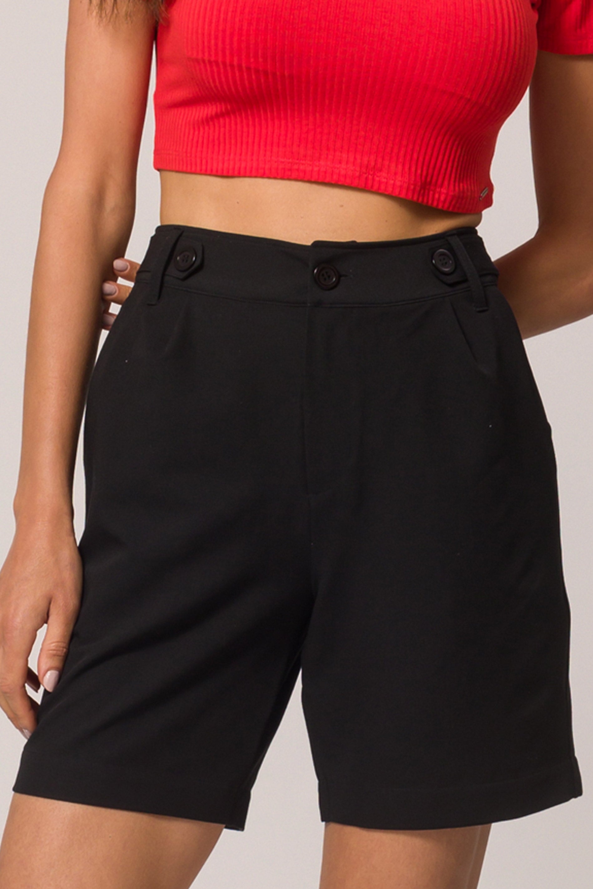 Bermuda em alfaiataria comfy com bolso faca