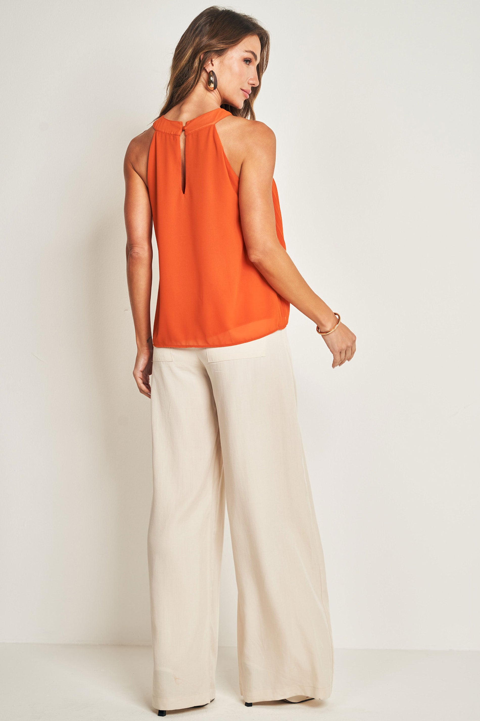 Blusa sem manga em chiffon soft com decote halter