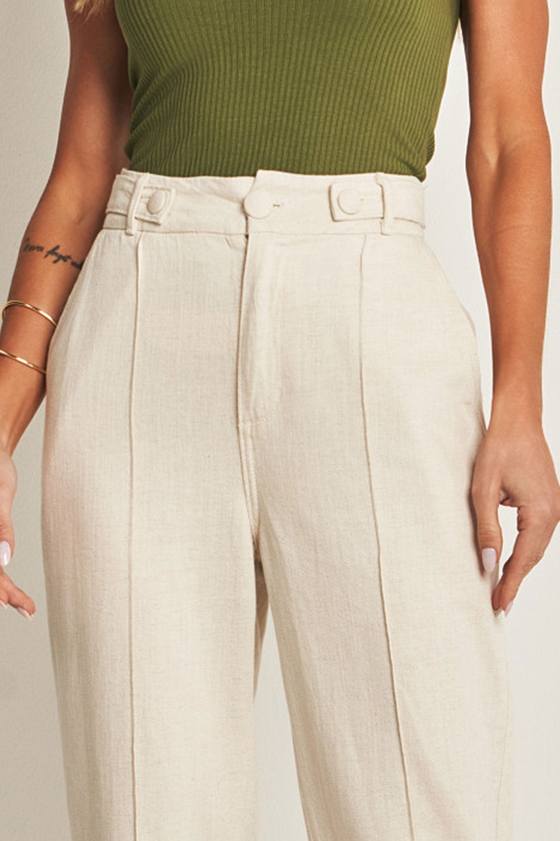 Calça carrot em sarja linho com bolsos faca