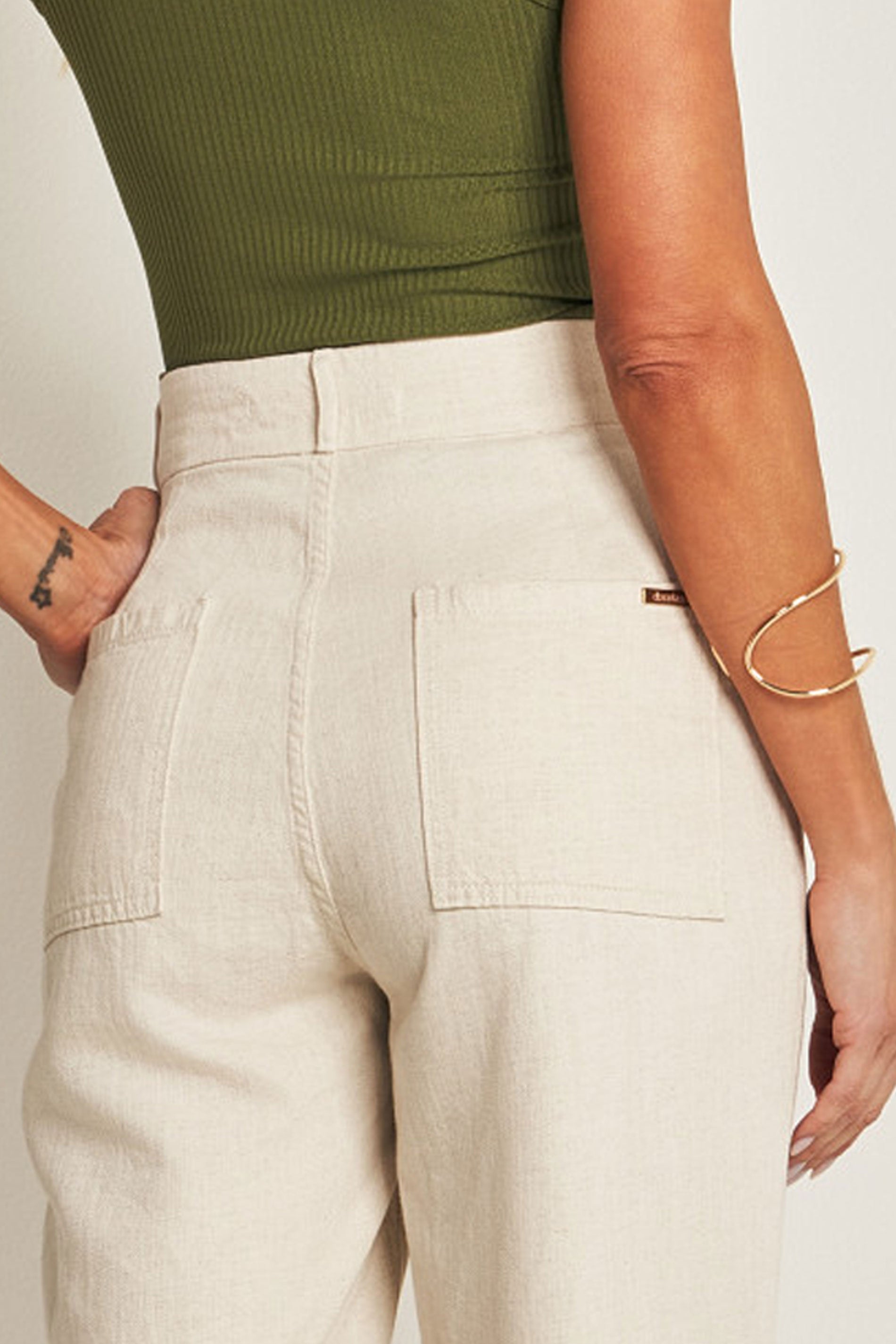 Calça carrot em sarja linho com bolsos faca