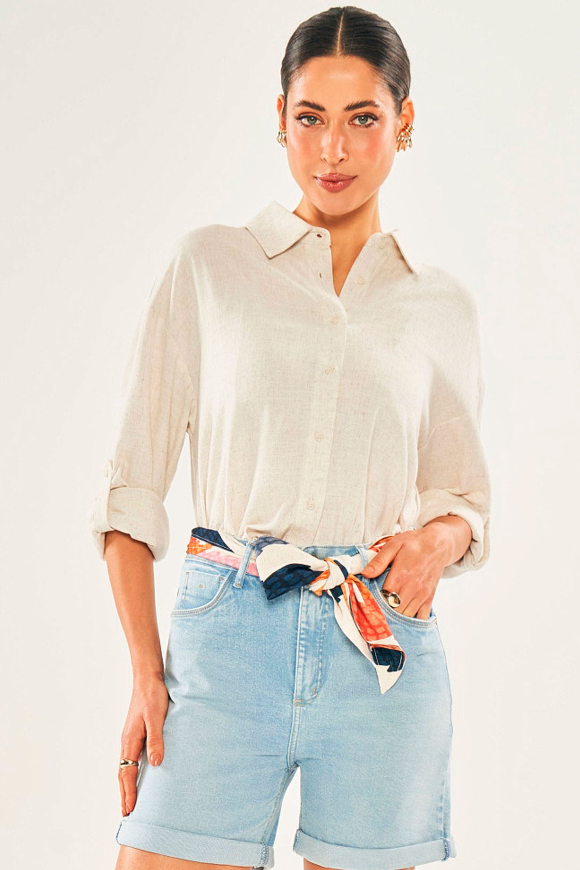 Bermuda jeans com amarração em sarja com elastano