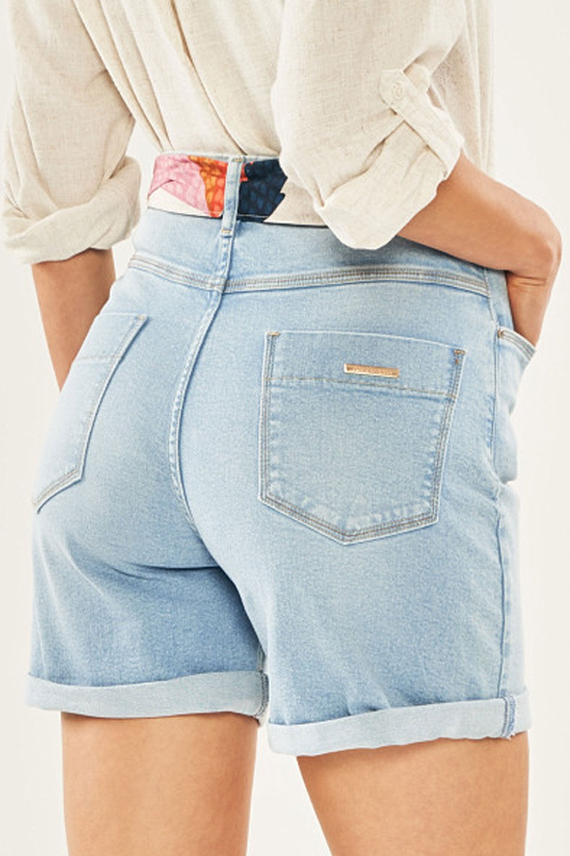 Bermuda jeans com amarração em sarja com elastano