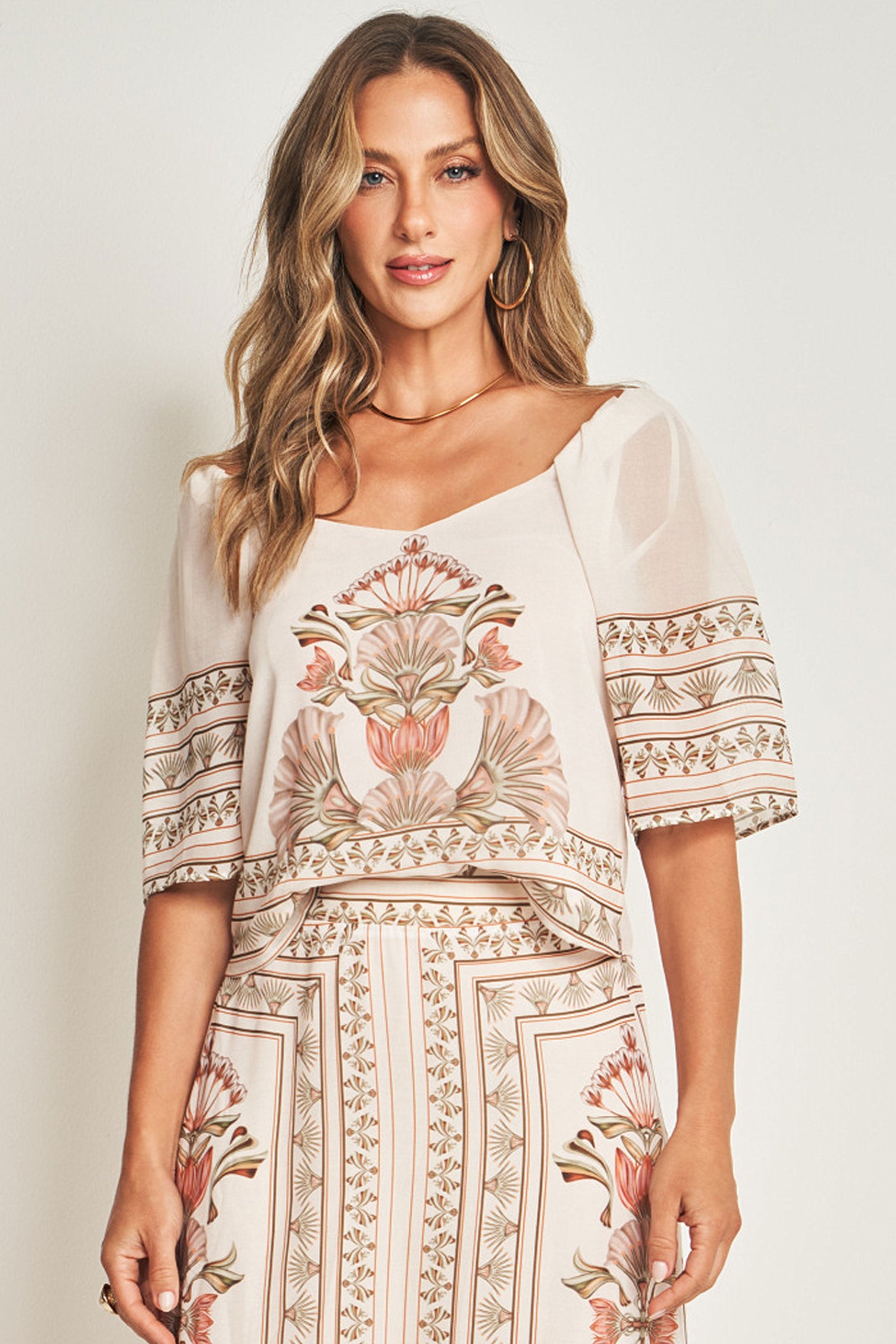 Blusa de Manga Curta em Plano Chiffon Soft