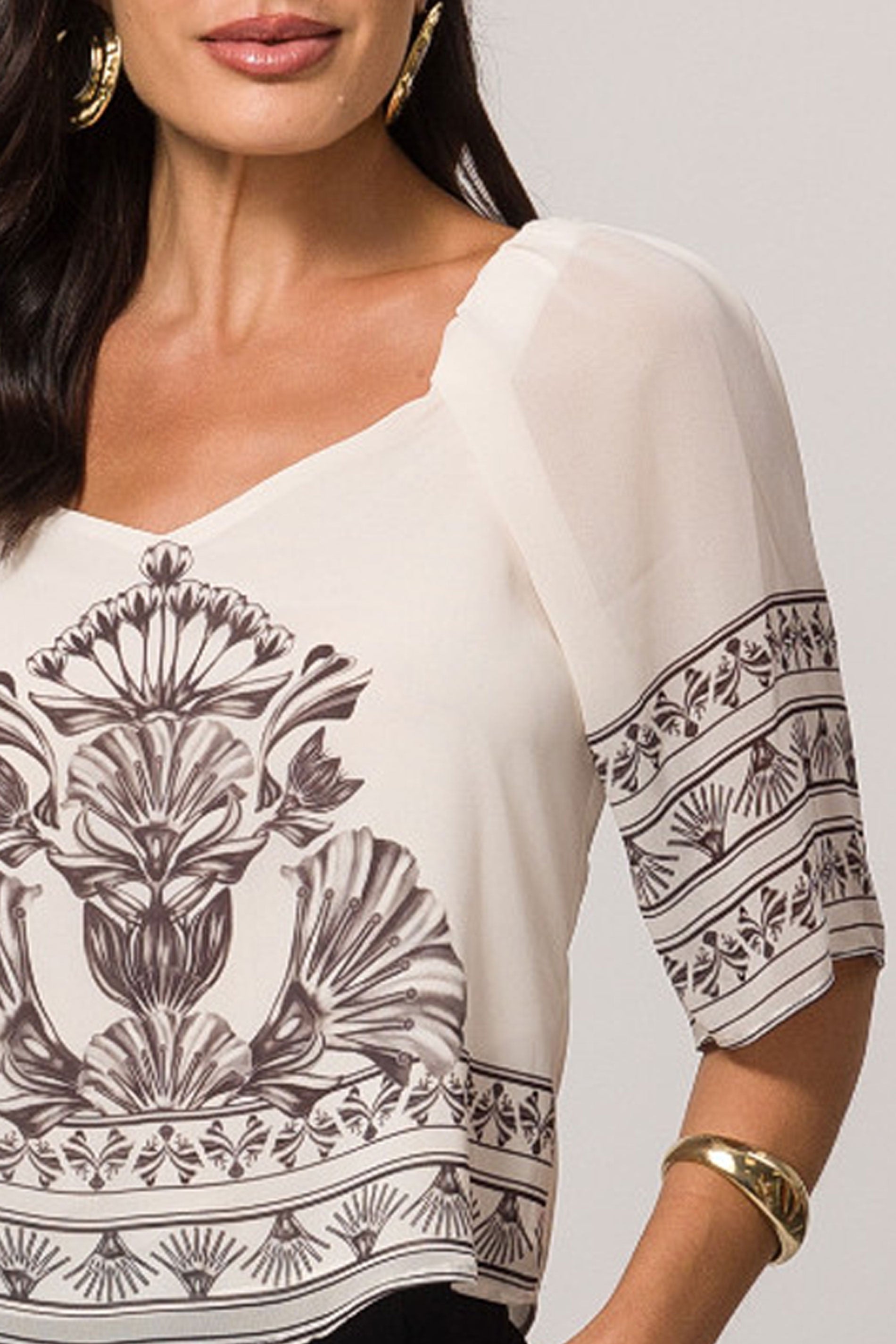 Blusa de Manga Curta em Plano Chiffon Soft