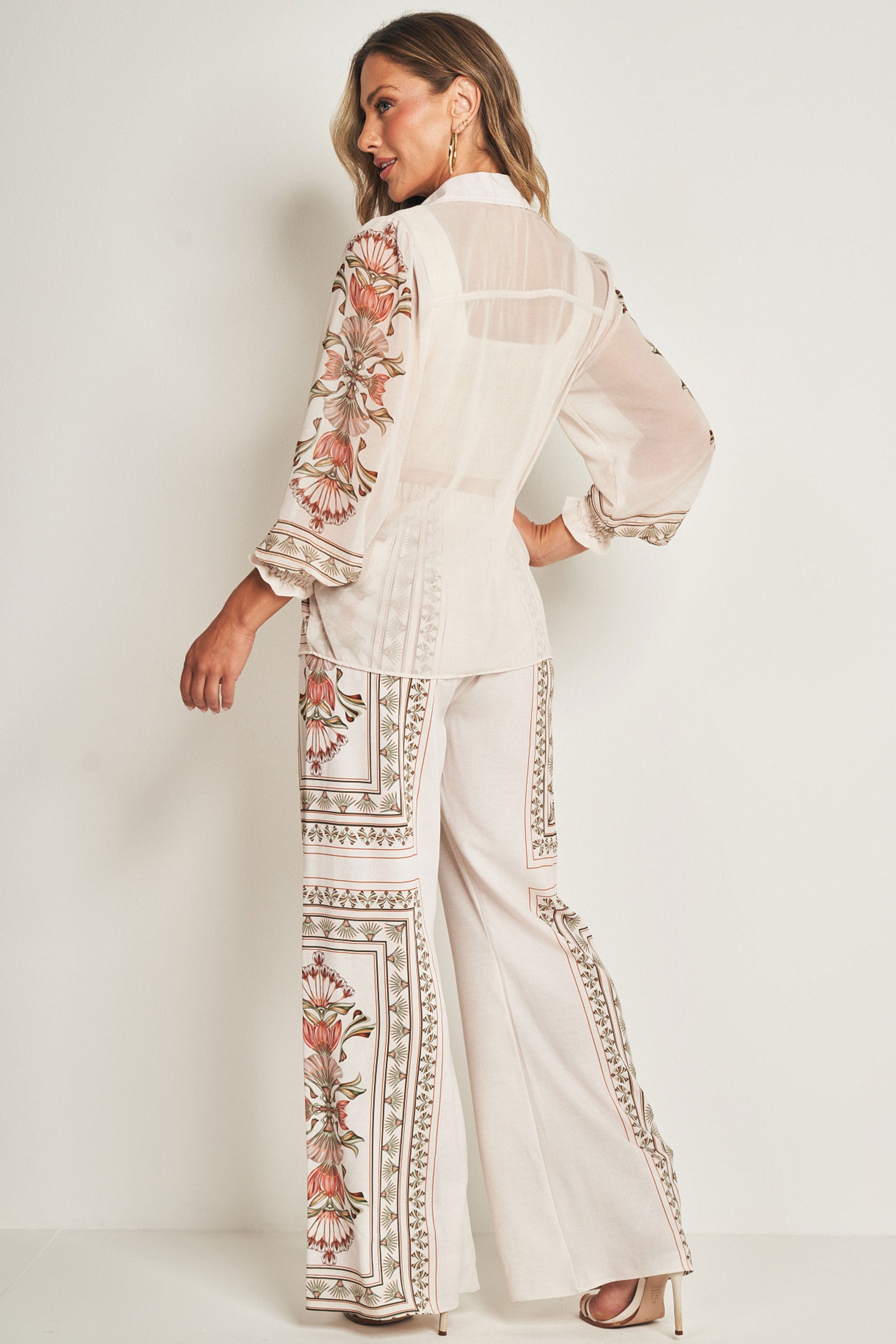 Camisa de Manga Longa em Plano Chiffon Soft