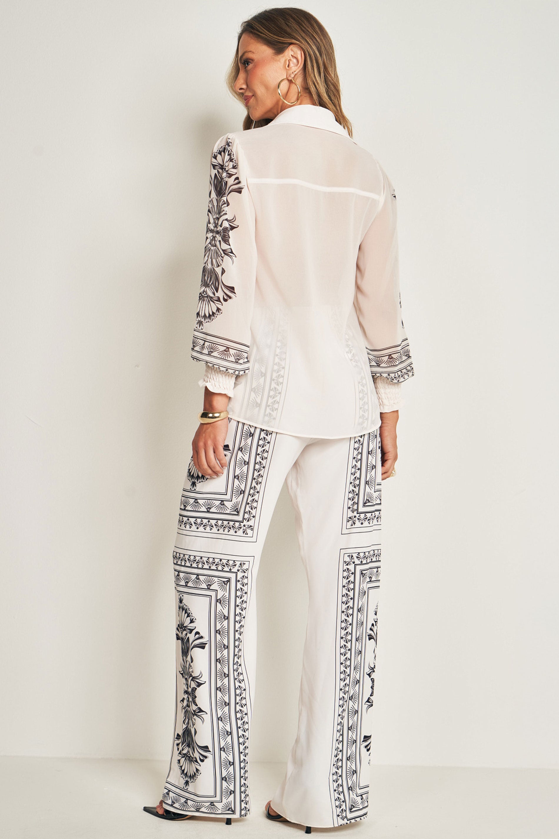 Camisa de Manga Longa em Plano Chiffon Soft