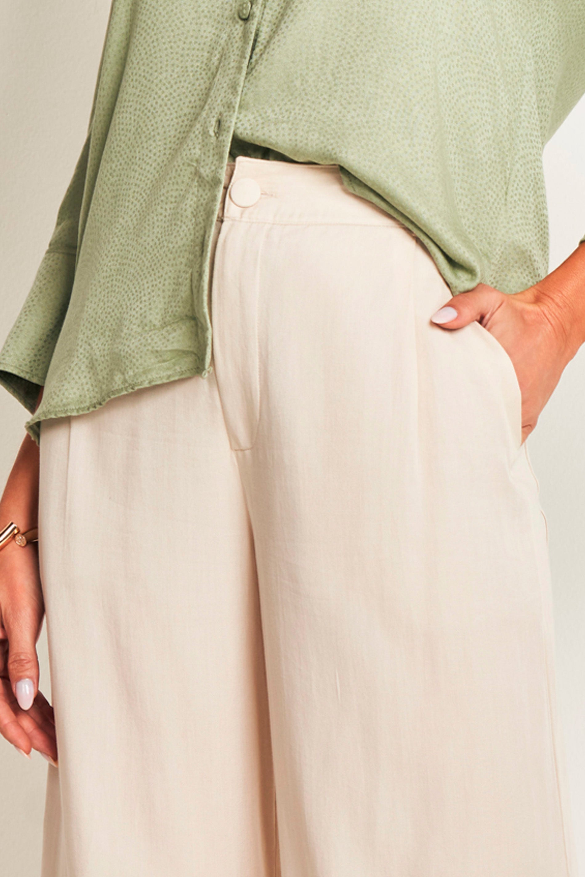 Calça em plano tencel com caimento amplo