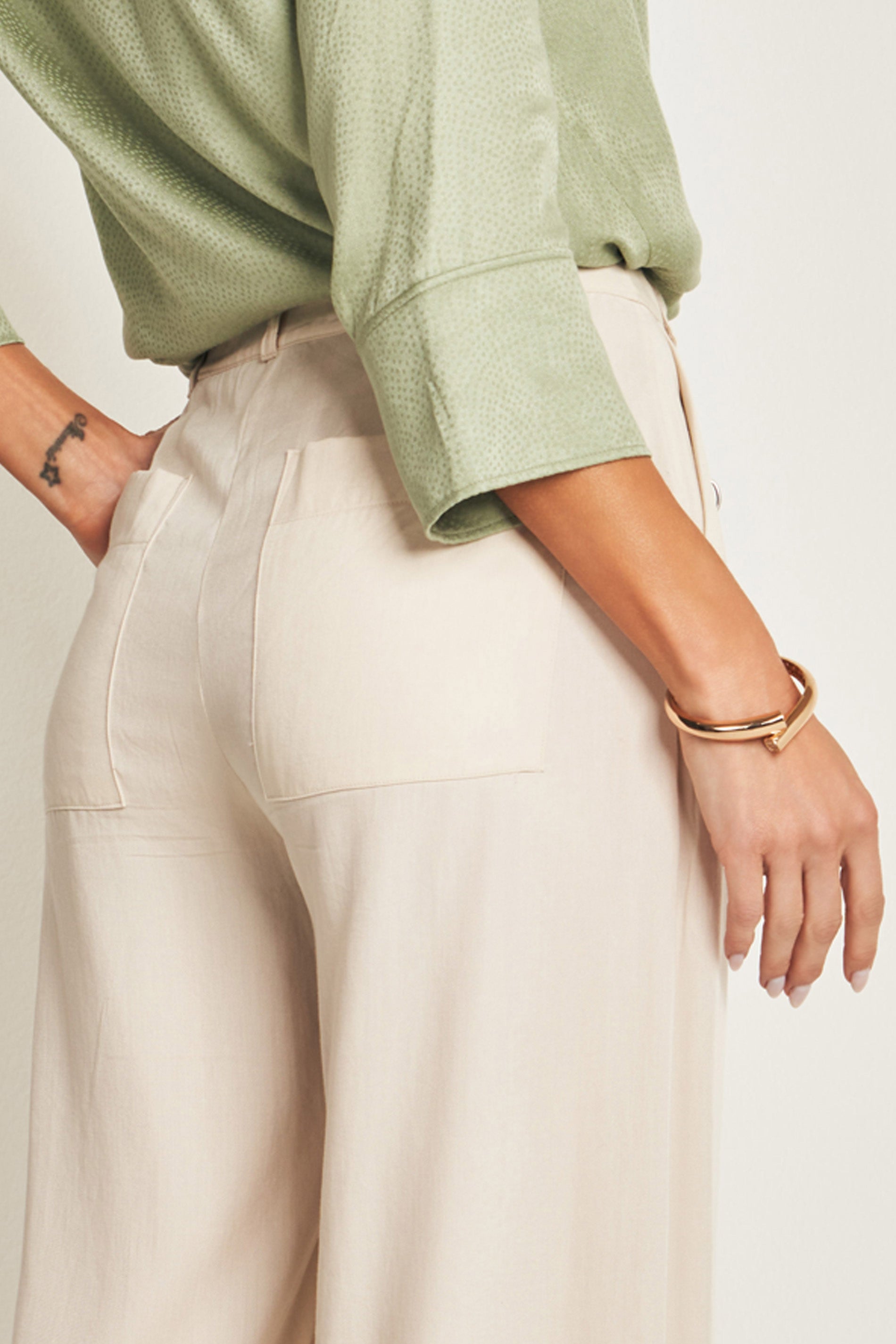 Calça em plano tencel com caimento amplo