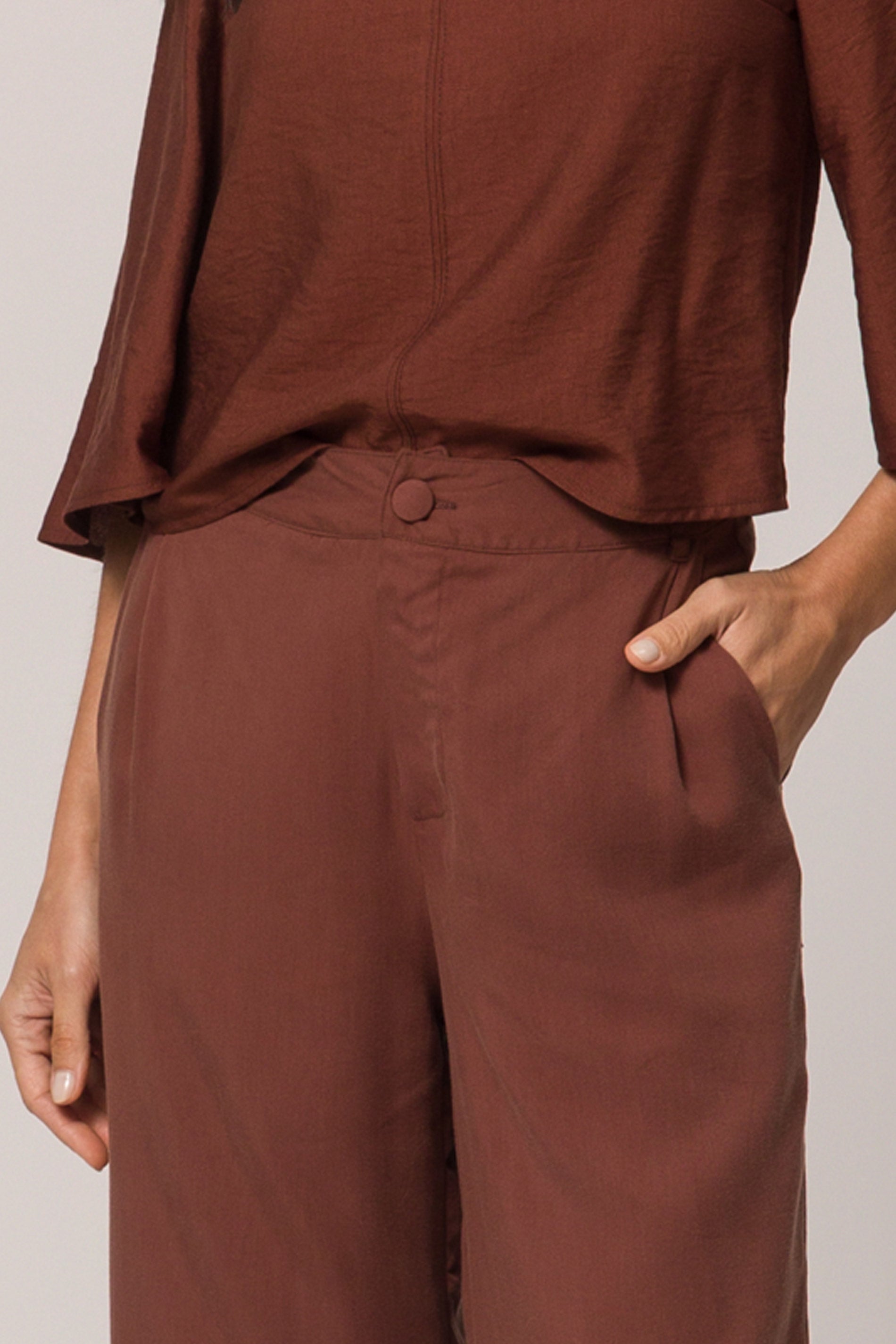 Calça em plano tencel com caimento amplo